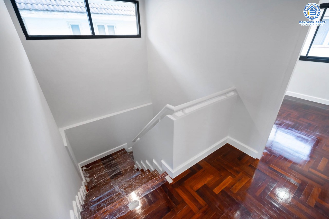 บ้านเดี่ยวตกแต่งใหม่ ม.สินทรัพย์นคร 2 เพชรเกษม บ้านเดี่ยวดีไซน์โดดเด่น โซนหน้าสวน หน้าบ้านไม่ชนใคร บนเนื้อที่ 53.1 ตร.ว. ฟังก์ชั่นจัดเต็ม 4 ห้องนอน 2 ห้องน้ำ 2 ที่จอดรถ บนทำเลศักยภาพ เดินทางสะดวก ใกล้เดอะมอลล์บางแค และรถไฟฟ้า MRT "สถานีหลักสอง"