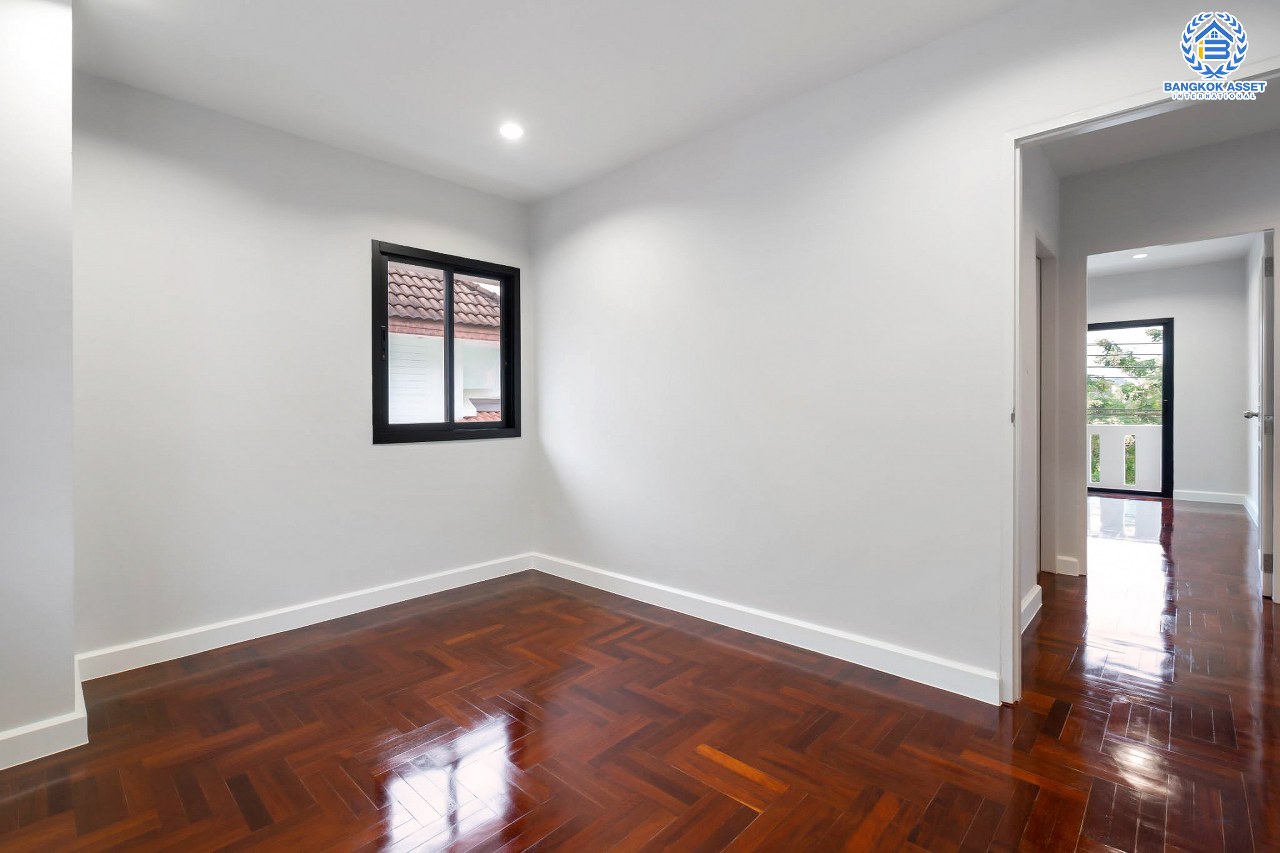 บ้านเดี่ยวตกแต่งใหม่ ม.สินทรัพย์นคร 2 เพชรเกษม บ้านเดี่ยวดีไซน์โดดเด่น โซนหน้าสวน หน้าบ้านไม่ชนใคร บนเนื้อที่ 53.1 ตร.ว. ฟังก์ชั่นจัดเต็ม 4 ห้องนอน 2 ห้องน้ำ 2 ที่จอดรถ บนทำเลศักยภาพ เดินทางสะดวก ใกล้เดอะมอลล์บางแค และรถไฟฟ้า MRT "สถานีหลักสอง"