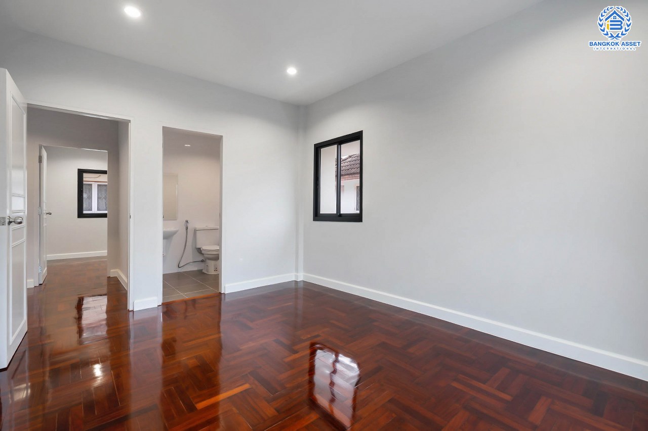 บ้านเดี่ยวตกแต่งใหม่ ม.สินทรัพย์นคร 2 เพชรเกษม บ้านเดี่ยวดีไซน์โดดเด่น โซนหน้าสวน หน้าบ้านไม่ชนใคร บนเนื้อที่ 53.1 ตร.ว. ฟังก์ชั่นจัดเต็ม 4 ห้องนอน 2 ห้องน้ำ 2 ที่จอดรถ บนทำเลศักยภาพ เดินทางสะดวก ใกล้เดอะมอลล์บางแค และรถไฟฟ้า MRT "สถานีหลักสอง"