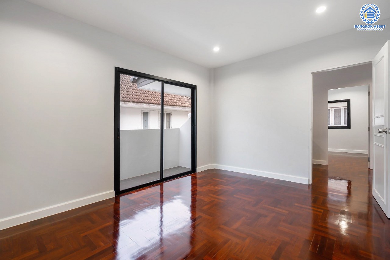 บ้านเดี่ยวตกแต่งใหม่ ม.สินทรัพย์นคร 2 เพชรเกษม บ้านเดี่ยวดีไซน์โดดเด่น โซนหน้าสวน หน้าบ้านไม่ชนใคร บนเนื้อที่ 53.1 ตร.ว. ฟังก์ชั่นจัดเต็ม 4 ห้องนอน 2 ห้องน้ำ 2 ที่จอดรถ บนทำเลศักยภาพ เดินทางสะดวก ใกล้เดอะมอลล์บางแค และรถไฟฟ้า MRT "สถานีหลักสอง"