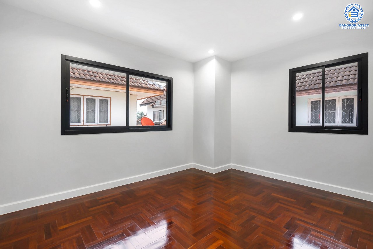 บ้านเดี่ยวตกแต่งใหม่ ม.สินทรัพย์นคร 2 เพชรเกษม บ้านเดี่ยวดีไซน์โดดเด่น โซนหน้าสวน หน้าบ้านไม่ชนใคร บนเนื้อที่ 53.1 ตร.ว. ฟังก์ชั่นจัดเต็ม 4 ห้องนอน 2 ห้องน้ำ 2 ที่จอดรถ บนทำเลศักยภาพ เดินทางสะดวก ใกล้เดอะมอลล์บางแค และรถไฟฟ้า MRT "สถานีหลักสอง"