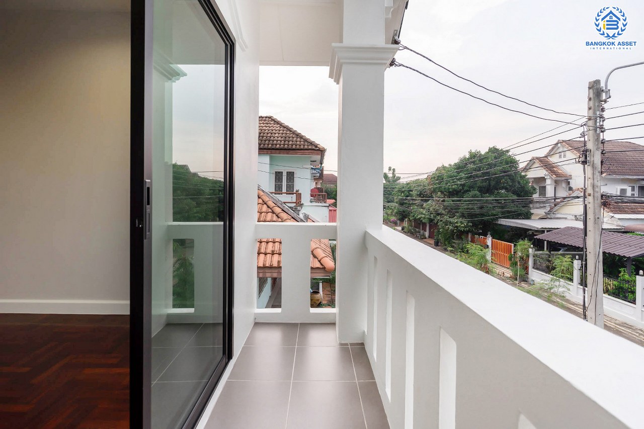 บ้านเดี่ยวตกแต่งใหม่ ม.สินทรัพย์นคร 2 เพชรเกษม บ้านเดี่ยวดีไซน์โดดเด่น โซนหน้าสวน หน้าบ้านไม่ชนใคร บนเนื้อที่ 53.1 ตร.ว. ฟังก์ชั่นจัดเต็ม 4 ห้องนอน 2 ห้องน้ำ 2 ที่จอดรถ บนทำเลศักยภาพ เดินทางสะดวก ใกล้เดอะมอลล์บางแค และรถไฟฟ้า MRT "สถานีหลักสอง"