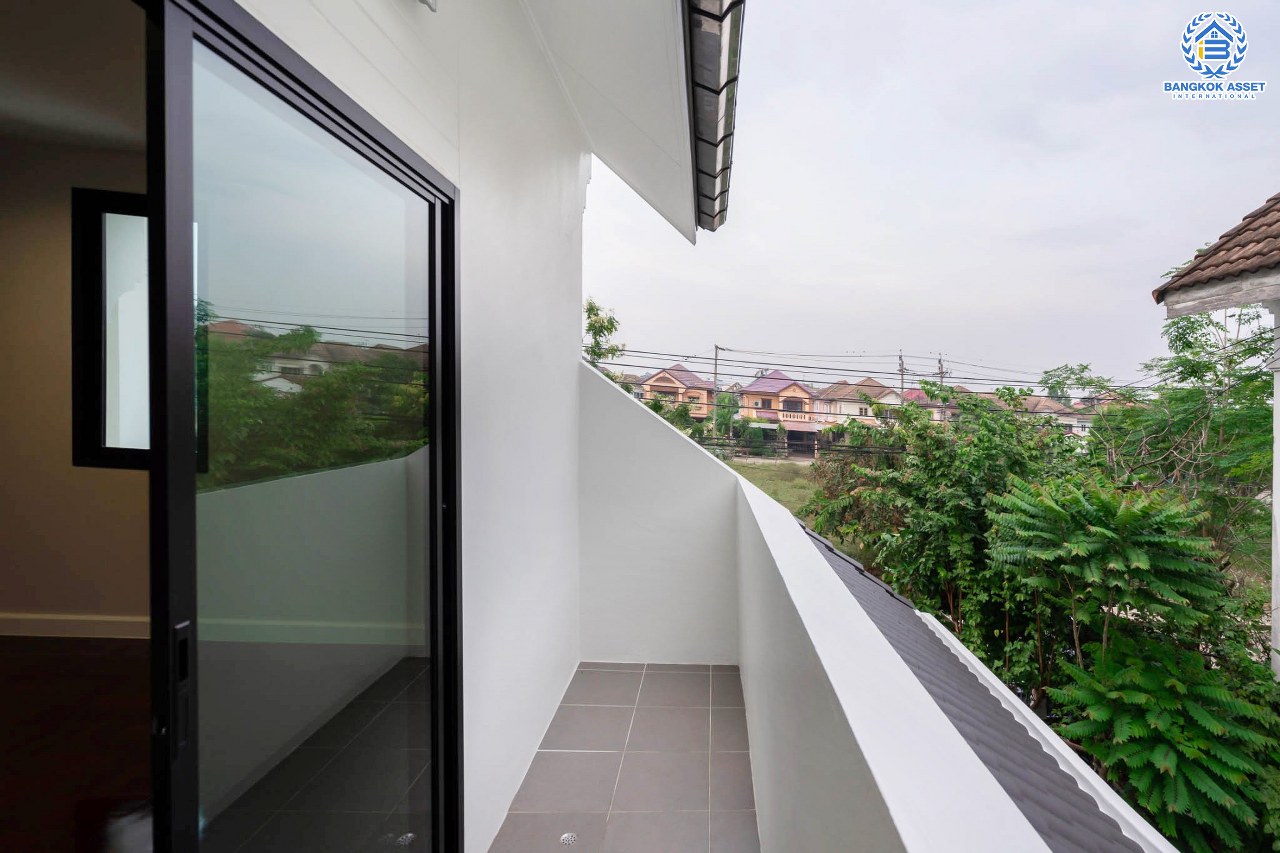 บ้านเดี่ยวตกแต่งใหม่ ม.สินทรัพย์นคร 2 เพชรเกษม บ้านเดี่ยวดีไซน์โดดเด่น โซนหน้าสวน หน้าบ้านไม่ชนใคร บนเนื้อที่ 53.1 ตร.ว. ฟังก์ชั่นจัดเต็ม 4 ห้องนอน 2 ห้องน้ำ 2 ที่จอดรถ บนทำเลศักยภาพ เดินทางสะดวก ใกล้เดอะมอลล์บางแค และรถไฟฟ้า MRT "สถานีหลักสอง"