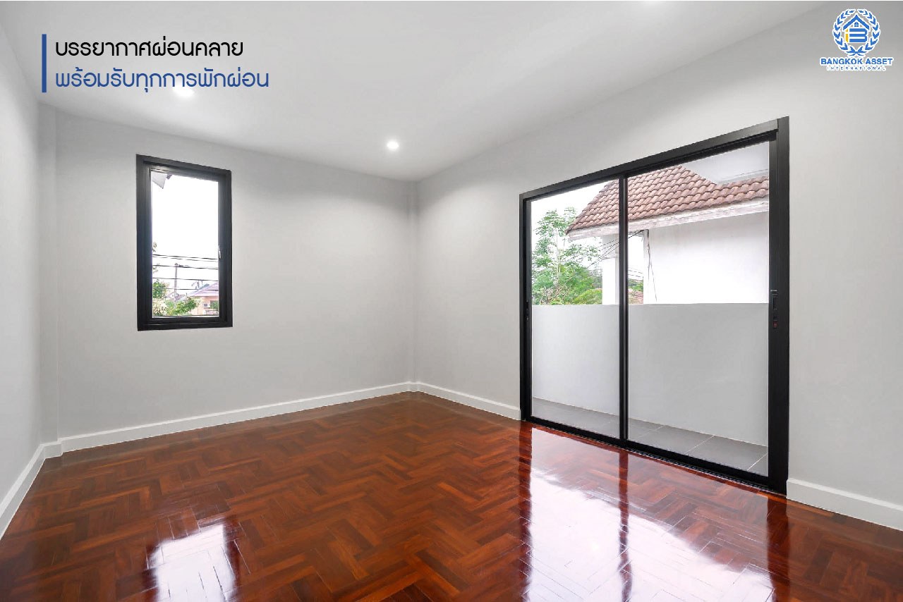 บ้านเดี่ยวตกแต่งใหม่ ม.สินทรัพย์นคร 2 เพชรเกษม บ้านเดี่ยวดีไซน์โดดเด่น โซนหน้าสวน หน้าบ้านไม่ชนใคร บนเนื้อที่ 53.1 ตร.ว. ฟังก์ชั่นจัดเต็ม 4 ห้องนอน 2 ห้องน้ำ 2 ที่จอดรถ บนทำเลศักยภาพ เดินทางสะดวก ใกล้เดอะมอลล์บางแค และรถไฟฟ้า MRT "สถานีหลักสอง"