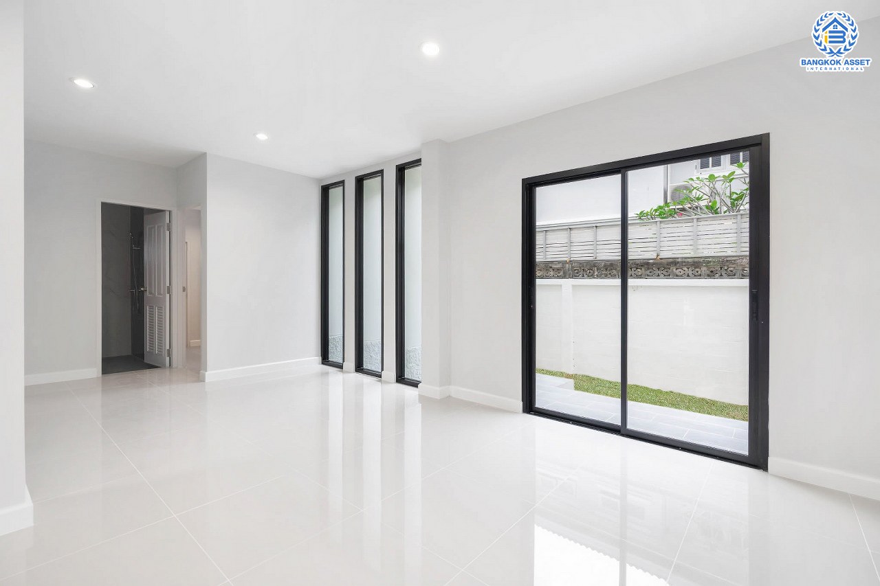 บ้านมือสองตกแต่งใหม่ ม.กฤษดานคร31 ปิ่นเกล้า ติดถนนบรมราชชนนี หลังใหญ่ เนื้อที่ 52.5 ตร.ว. ฟังก์ชั่น 3 ห้องนอน 3 ห้องน้ำ 2 ที่จอดรถ Facility ครบครัน บนทำเลศักยภาพใกล้ทางคู่ขนานลอยฟ้าบรมราชชนนี ม.มหิดล และ เพียง 10 นาทีถึงเซ็นทรัลปิ่นเกล้า