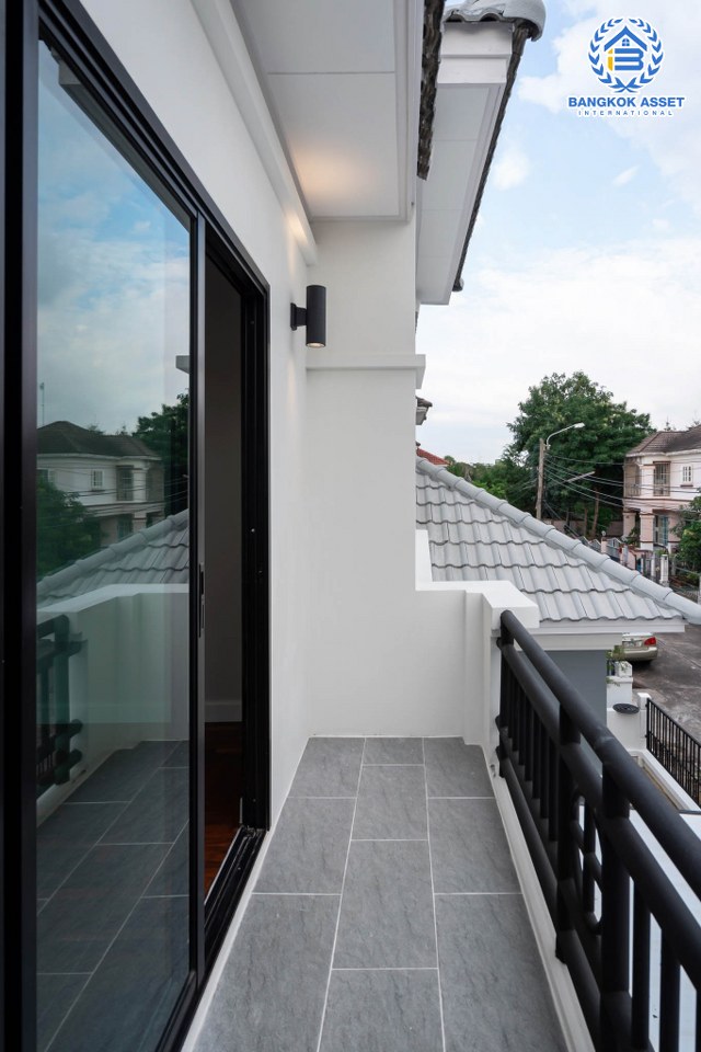 บ้านมือสองตกแต่งใหม่ ม.กฤษดานคร31 ปิ่นเกล้า ติดถนนบรมราชชนนี หลังใหญ่ เนื้อที่ 52.5 ตร.ว. ฟังก์ชั่น 3 ห้องนอน 3 ห้องน้ำ 2 ที่จอดรถ Facility ครบครัน บนทำเลศักยภาพใกล้ทางคู่ขนานลอยฟ้าบรมราชชนนี ม.มหิดล และ เพียง 10 นาทีถึงเซ็นทรัลปิ่นเกล้า