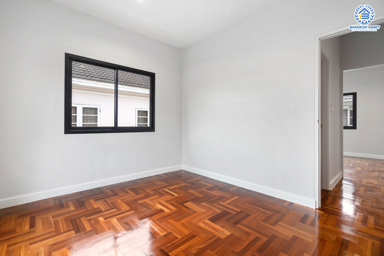 บ้านมือสองตกแต่งใหม่ ม.กฤษดานคร31 ปิ่นเกล้า ติดถนนบรมราชชนนี หลังใหญ่ เนื้อที่ 52.5 ตร.ว. ฟังก์ชั่น 3 ห้องนอน 3 ห้องน้ำ 2 ที่จอดรถ Facility ครบครัน บนทำเลศักยภาพใกล้ทางคู่ขนานลอยฟ้าบรมราชชนนี ม.มหิดล และ เพียง 10 นาทีถึงเซ็นทรัลปิ่นเกล้า