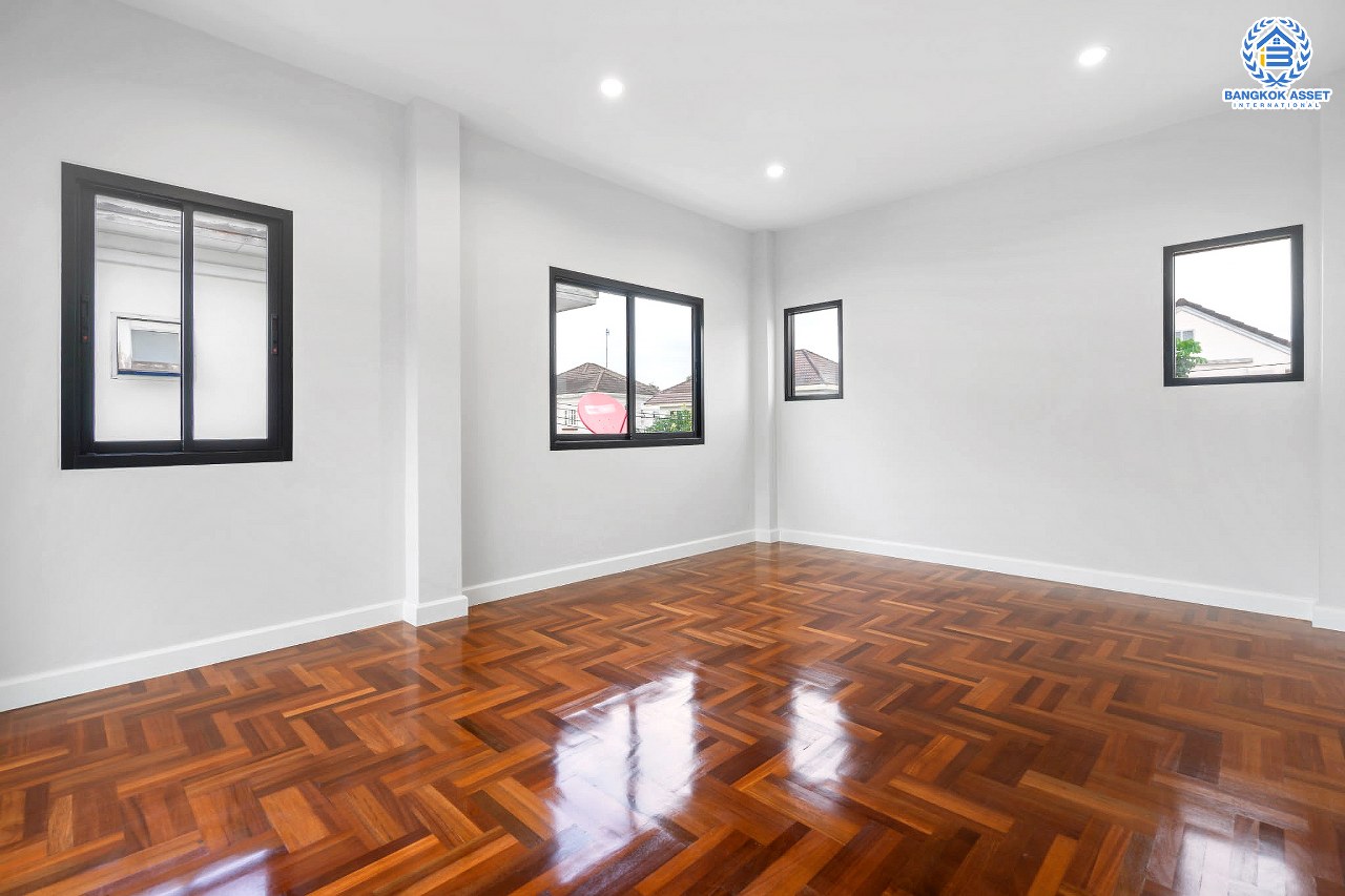 บ้านมือสองตกแต่งใหม่ ม.กฤษดานคร31 ปิ่นเกล้า ติดถนนบรมราชชนนี หลังใหญ่ เนื้อที่ 52.5 ตร.ว. ฟังก์ชั่น 3 ห้องนอน 3 ห้องน้ำ 2 ที่จอดรถ Facility ครบครัน บนทำเลศักยภาพใกล้ทางคู่ขนานลอยฟ้าบรมราชชนนี ม.มหิดล และ เพียง 10 นาทีถึงเซ็นทรัลปิ่นเกล้า