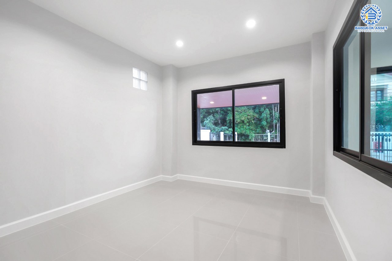 บ้านมือสองตกแต่งใหม่ คุณภาพ LH โครงการ ชลลดา บางบัวทอง-รัตนาธิเบศร์ หลังใหญ่ เนื้อที่ 78 ตร.ว. ฟังก์ชั่น 4 ห้องนอน 2 ห้องน้ำ 2 ที่จอดรถ Facility ครบครัน บนทำเลคุณภาพ เชื่อมต่อได้หลายเส้นทาง ใกล้เซ็นทรัลเวสต์เกต และรถไฟฟ้า "สถานีบางพลู"