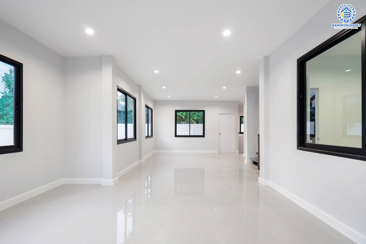 บ้านมือสองตกแต่งใหม่ คุณภาพ LH โครงการ ชลลดา บางบัวทอง-รัตนาธิเบศร์ หลังใหญ่ เนื้อที่ 78 ตร.ว. ฟังก์ชั่น 4 ห้องนอน 2 ห้องน้ำ 2 ที่จอดรถ Facility ครบครัน บนทำเลคุณภาพ เชื่อมต่อได้หลายเส้นทาง ใกล้เซ็นทรัลเวสต์เกต และรถไฟฟ้า "สถานีบางพลู"