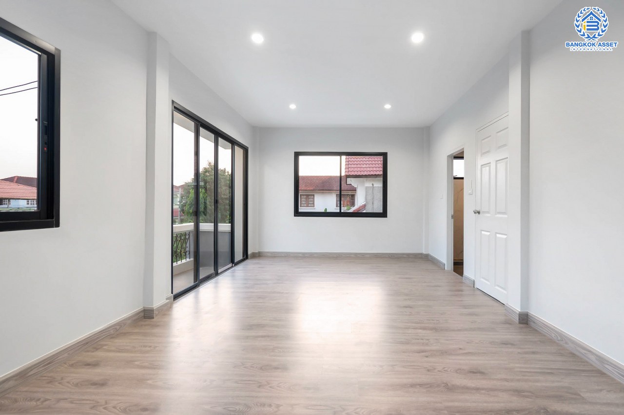 บ้านมือสองตกแต่งใหม่ คุณภาพ LH โครงการ ชลลดา บางบัวทอง-รัตนาธิเบศร์ หลังใหญ่ เนื้อที่ 78 ตร.ว. ฟังก์ชั่น 4 ห้องนอน 2 ห้องน้ำ 2 ที่จอดรถ Facility ครบครัน บนทำเลคุณภาพ เชื่อมต่อได้หลายเส้นทาง ใกล้เซ็นทรัลเวสต์เกต และรถไฟฟ้า "สถานีบางพลู"