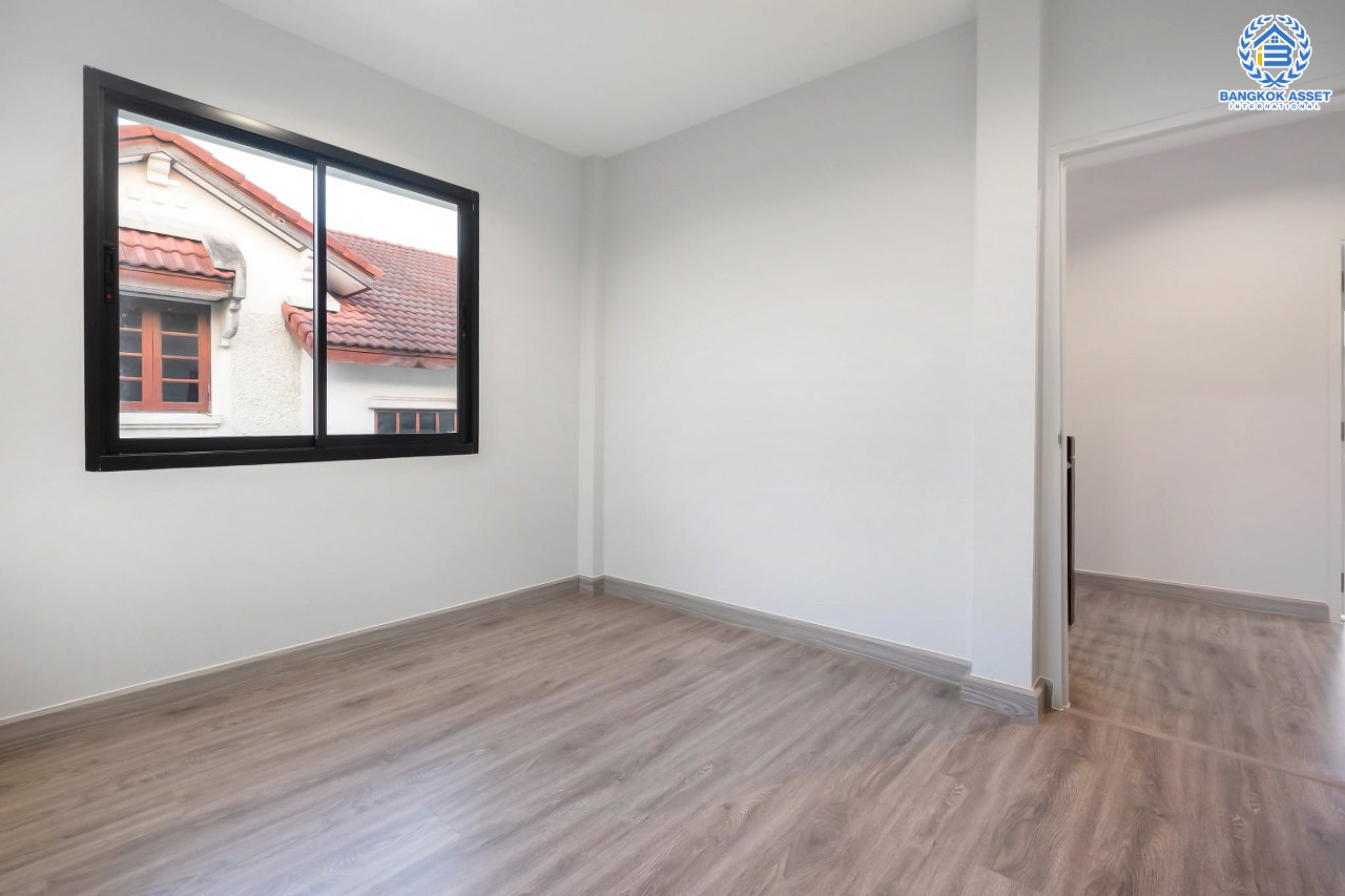 บ้านมือสองตกแต่งใหม่ คุณภาพ LH โครงการ ชลลดา บางบัวทอง-รัตนาธิเบศร์ หลังใหญ่ เนื้อที่ 78 ตร.ว. ฟังก์ชั่น 4 ห้องนอน 2 ห้องน้ำ 2 ที่จอดรถ Facility ครบครัน บนทำเลคุณภาพ เชื่อมต่อได้หลายเส้นทาง ใกล้เซ็นทรัลเวสต์เกต และรถไฟฟ้า "สถานีบางพลู"