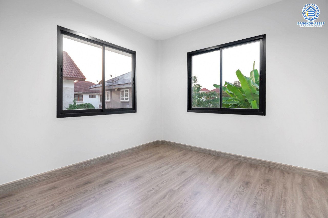 บ้านมือสองตกแต่งใหม่ คุณภาพ LH โครงการ ชลลดา บางบัวทอง-รัตนาธิเบศร์ หลังใหญ่ เนื้อที่ 78 ตร.ว. ฟังก์ชั่น 4 ห้องนอน 2 ห้องน้ำ 2 ที่จอดรถ Facility ครบครัน บนทำเลคุณภาพ เชื่อมต่อได้หลายเส้นทาง ใกล้เซ็นทรัลเวสต์เกต และรถไฟฟ้า "สถานีบางพลู"