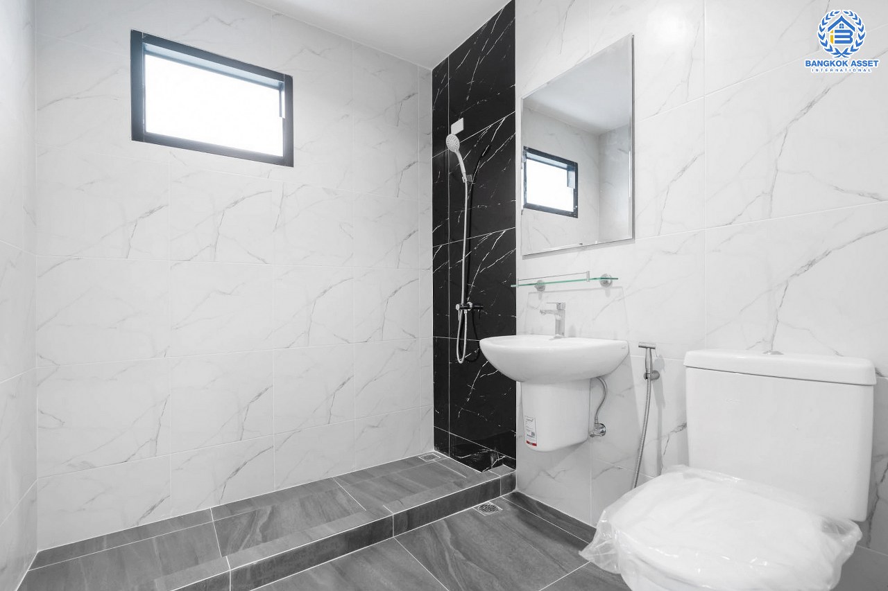 บ้านมือสองตกแต่งใหม่ คุณภาพ LH โครงการ ชลลดา บางบัวทอง-รัตนาธิเบศร์ หลังใหญ่ เนื้อที่ 78 ตร.ว. ฟังก์ชั่น 4 ห้องนอน 2 ห้องน้ำ 2 ที่จอดรถ Facility ครบครัน บนทำเลคุณภาพ เชื่อมต่อได้หลายเส้นทาง ใกล้เซ็นทรัลเวสต์เกต และรถไฟฟ้า "สถานีบางพลู"