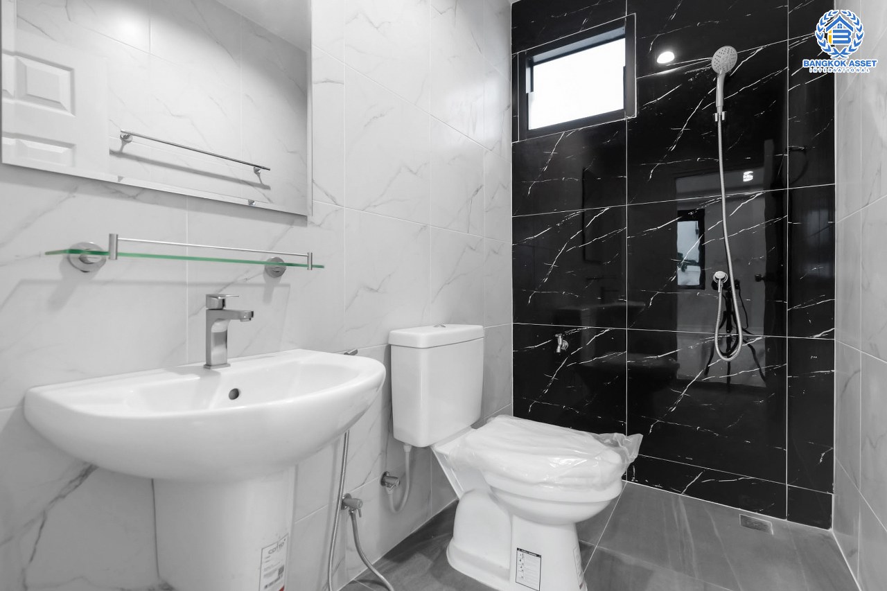 บ้านมือสองตกแต่งใหม่ คุณภาพ LH โครงการ ชลลดา บางบัวทอง-รัตนาธิเบศร์ หลังใหญ่ เนื้อที่ 78 ตร.ว. ฟังก์ชั่น 4 ห้องนอน 2 ห้องน้ำ 2 ที่จอดรถ Facility ครบครัน บนทำเลคุณภาพ เชื่อมต่อได้หลายเส้นทาง ใกล้เซ็นทรัลเวสต์เกต และรถไฟฟ้า "สถานีบางพลู"