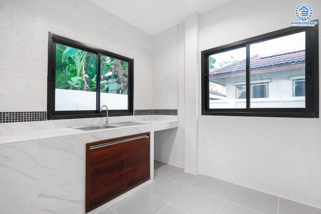 บ้านมือสองตกแต่งใหม่ คุณภาพ LH โครงการ ชลลดา บางบัวทอง-รัตนาธิเบศร์ หลังใหญ่ เนื้อที่ 78 ตร.ว. ฟังก์ชั่น 4 ห้องนอน 2 ห้องน้ำ 2 ที่จอดรถ Facility ครบครัน บนทำเลคุณภาพ เชื่อมต่อได้หลายเส้นทาง ใกล้เซ็นทรัลเวสต์เกต และรถไฟฟ้า "สถานีบางพลู"