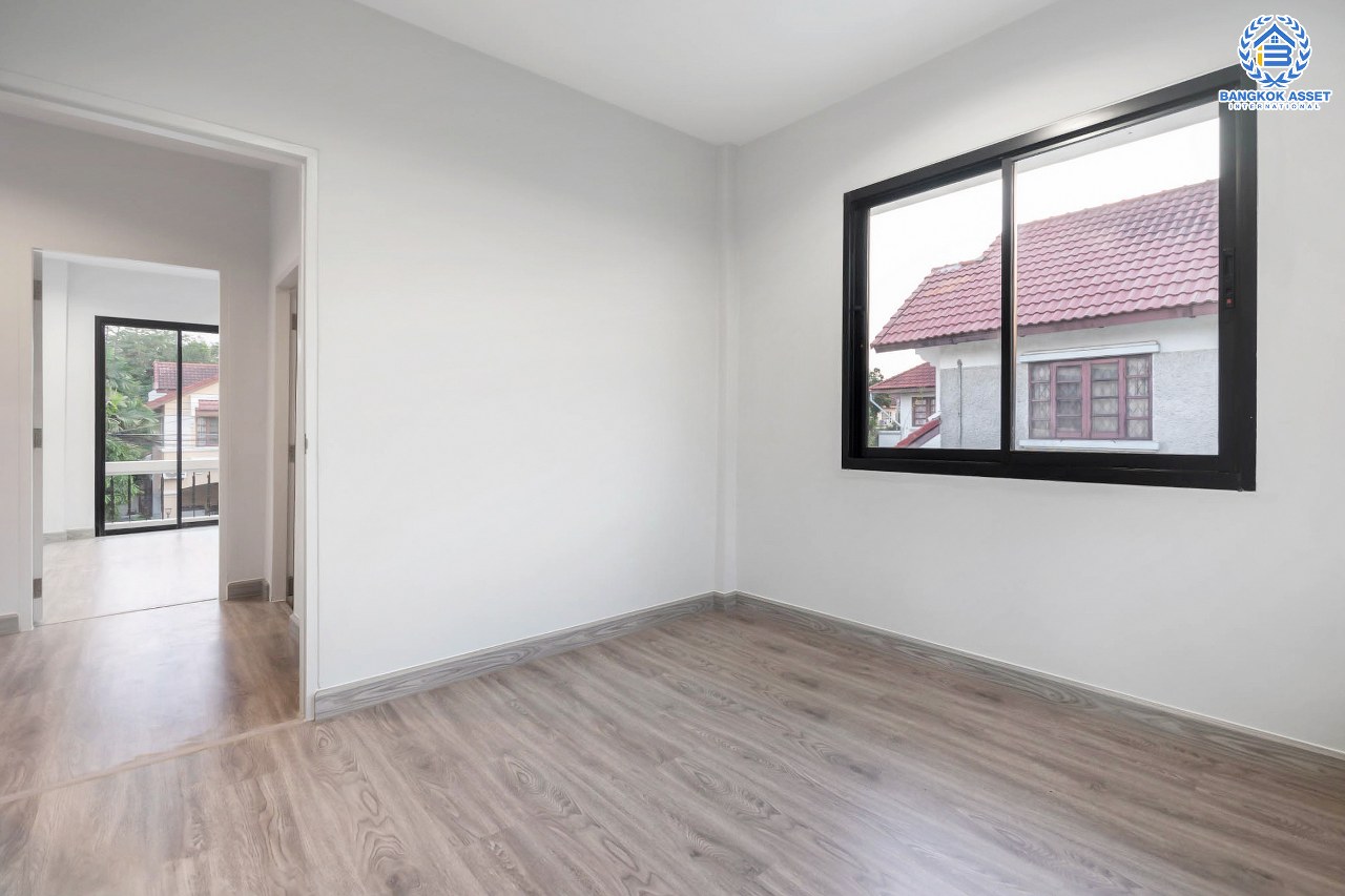 บ้านมือสองตกแต่งใหม่ คุณภาพ LH โครงการ ชลลดา บางบัวทอง-รัตนาธิเบศร์ หลังใหญ่ เนื้อที่ 78 ตร.ว. ฟังก์ชั่น 4 ห้องนอน 2 ห้องน้ำ 2 ที่จอดรถ Facility ครบครัน บนทำเลคุณภาพ เชื่อมต่อได้หลายเส้นทาง ใกล้เซ็นทรัลเวสต์เกต และรถไฟฟ้า "สถานีบางพลู"