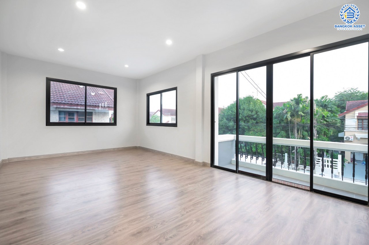 บ้านมือสองตกแต่งใหม่ คุณภาพ LH โครงการ ชลลดา บางบัวทอง-รัตนาธิเบศร์ หลังใหญ่ เนื้อที่ 78 ตร.ว. ฟังก์ชั่น 4 ห้องนอน 2 ห้องน้ำ 2 ที่จอดรถ Facility ครบครัน บนทำเลคุณภาพ เชื่อมต่อได้หลายเส้นทาง ใกล้เซ็นทรัลเวสต์เกต และรถไฟฟ้า "สถานีบางพลู"