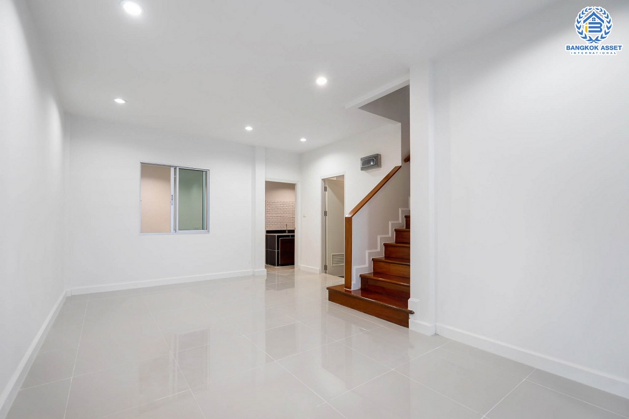 บ้านมือสองตกแต่งใหม่ จาก Property Perfect โครงการ เดอะวิลล่า ราชพฤกษ์-ท่าอิฐ ตกแต่งพร้อมเข้าอยู่ เนื้อที่ 18 ตร.ว. ฟังก์ชั่นครบ 3 ห้องนอน 2 ห้องน้ำ รองรับทุกการอยู่อาศัย บนทำเลใกล้รถไฟฟ้า "สถานีบางรักน้อยท่าอิฐ" เชื่อมต่อทั้งถ.รัตนาธิเบศร์ และถ.ราชพฤกษ์