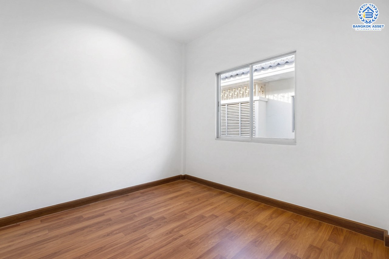 บ้านมือสองตกแต่งใหม่ จาก Property Perfect โครงการ เดอะวิลล่า ราชพฤกษ์-ท่าอิฐ ตกแต่งพร้อมเข้าอยู่ เนื้อที่ 18 ตร.ว. ฟังก์ชั่นครบ 3 ห้องนอน 2 ห้องน้ำ รองรับทุกการอยู่อาศัย บนทำเลใกล้รถไฟฟ้า "สถานีบางรักน้อยท่าอิฐ" เชื่อมต่อทั้งถ.รัตนาธิเบศร์ และถ.ราชพฤกษ์