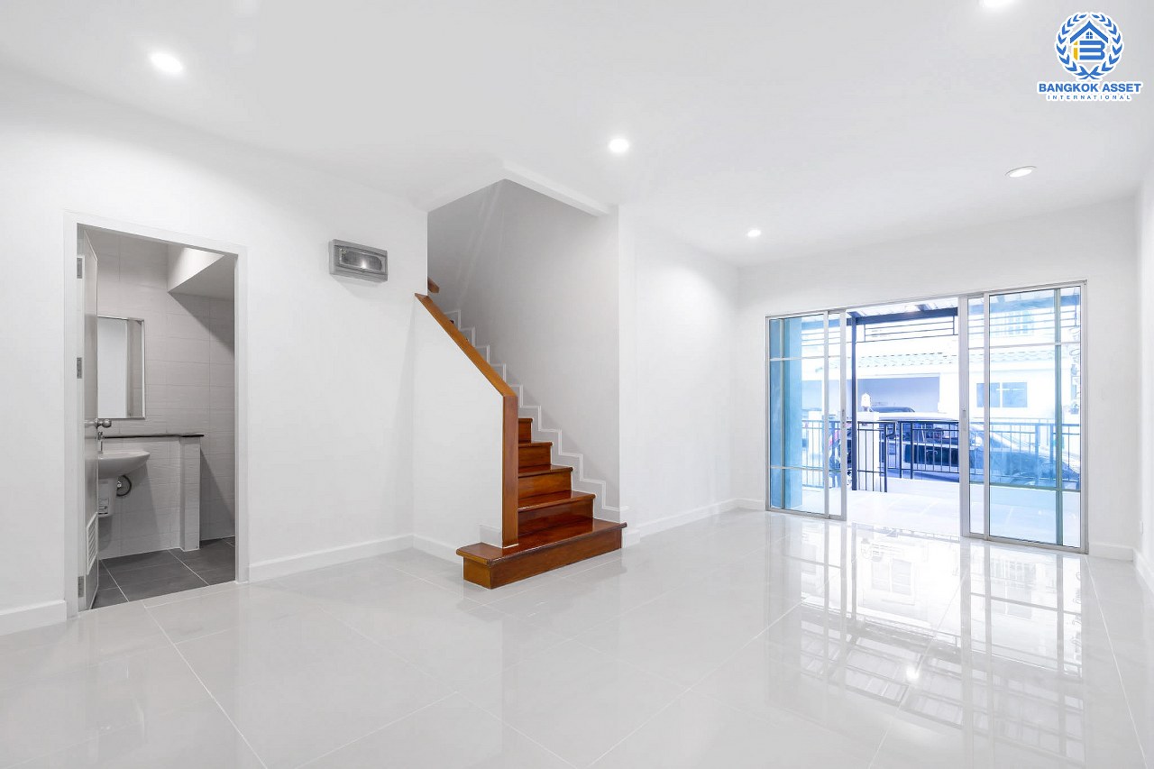 บ้านมือสองตกแต่งใหม่ จาก Property Perfect โครงการ เดอะวิลล่า ราชพฤกษ์-ท่าอิฐ ตกแต่งพร้อมเข้าอยู่ เนื้อที่ 18 ตร.ว. ฟังก์ชั่นครบ 3 ห้องนอน 2 ห้องน้ำ รองรับทุกการอยู่อาศัย บนทำเลใกล้รถไฟฟ้า "สถานีบางรักน้อยท่าอิฐ" เชื่อมต่อทั้งถ.รัตนาธิเบศร์ และถ.ราชพฤกษ์