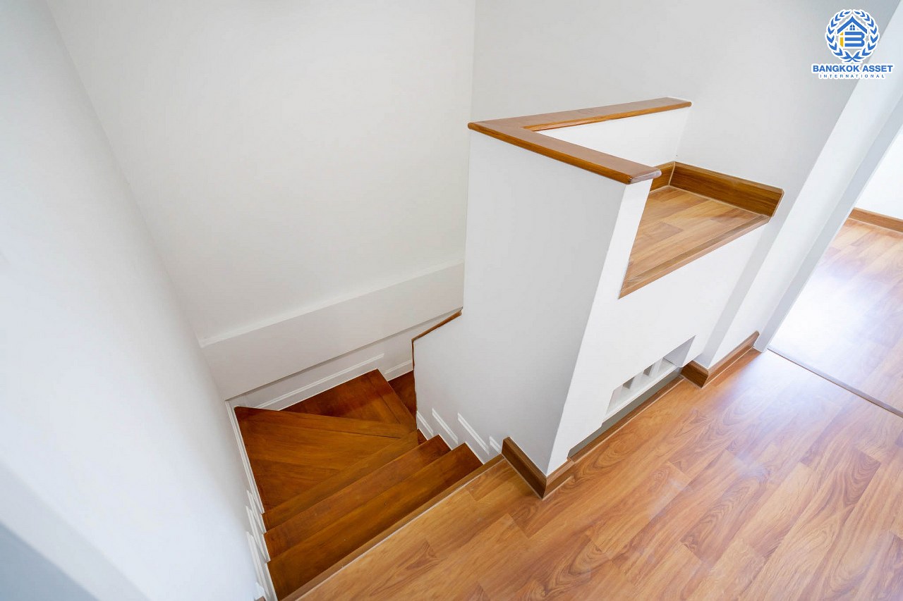 บ้านมือสองตกแต่งใหม่ จาก Property Perfect โครงการ เดอะวิลล่า ราชพฤกษ์-ท่าอิฐ ตกแต่งพร้อมเข้าอยู่ เนื้อที่ 18 ตร.ว. ฟังก์ชั่นครบ 3 ห้องนอน 2 ห้องน้ำ รองรับทุกการอยู่อาศัย บนทำเลใกล้รถไฟฟ้า "สถานีบางรักน้อยท่าอิฐ" เชื่อมต่อทั้งถ.รัตนาธิเบศร์ และถ.ราชพฤกษ์