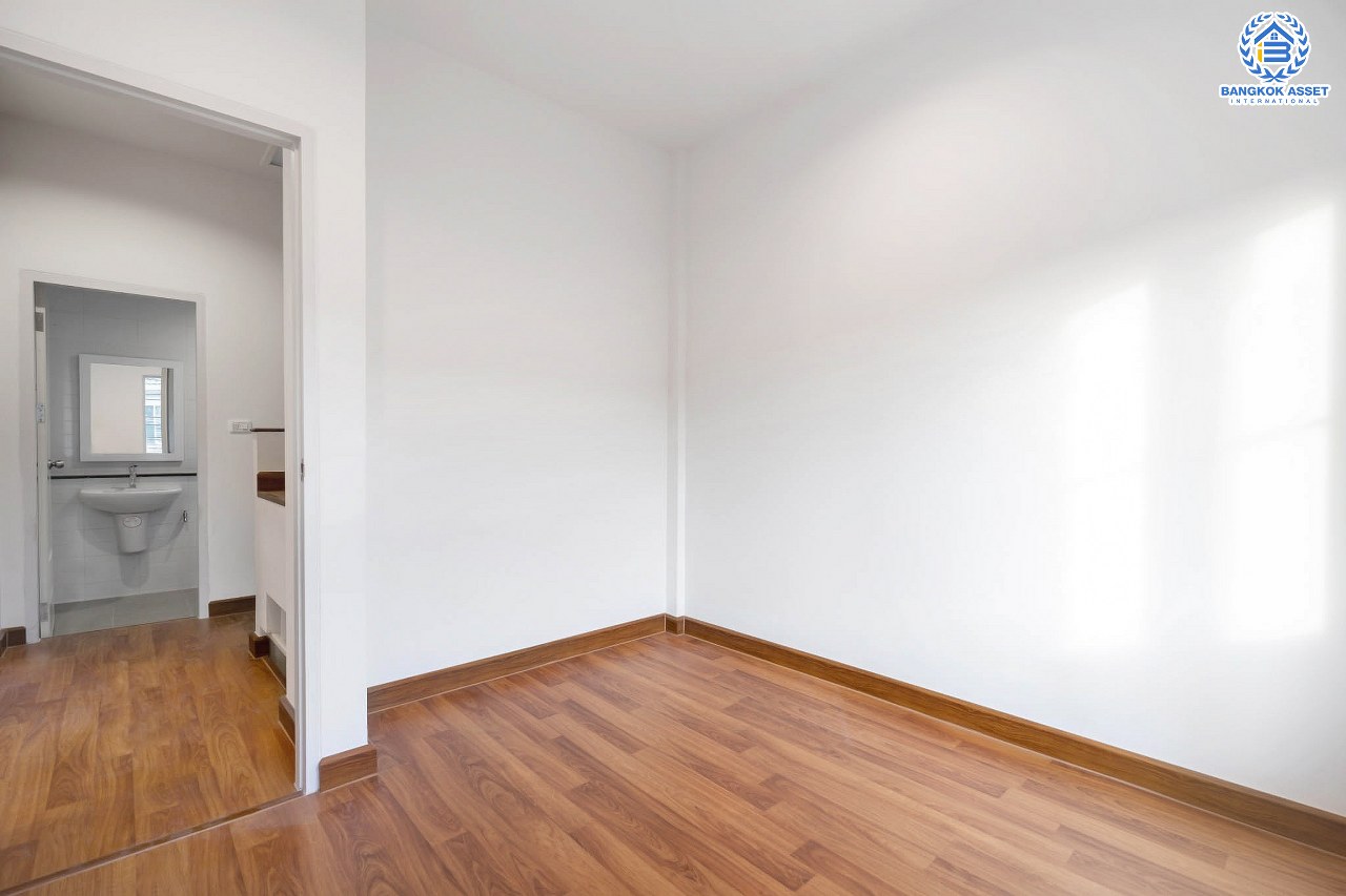 บ้านมือสองตกแต่งใหม่ จาก Property Perfect โครงการ เดอะวิลล่า ราชพฤกษ์-ท่าอิฐ ตกแต่งพร้อมเข้าอยู่ เนื้อที่ 18 ตร.ว. ฟังก์ชั่นครบ 3 ห้องนอน 2 ห้องน้ำ รองรับทุกการอยู่อาศัย บนทำเลใกล้รถไฟฟ้า "สถานีบางรักน้อยท่าอิฐ" เชื่อมต่อทั้งถ.รัตนาธิเบศร์ และถ.ราชพฤกษ์