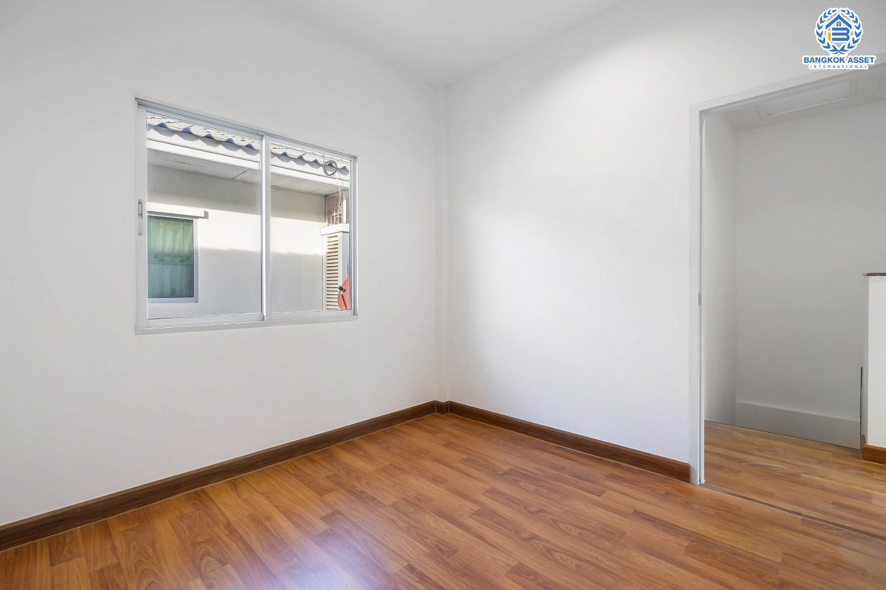 บ้านมือสองตกแต่งใหม่ จาก Property Perfect โครงการ เดอะวิลล่า ราชพฤกษ์-ท่าอิฐ ตกแต่งพร้อมเข้าอยู่ เนื้อที่ 18 ตร.ว. ฟังก์ชั่นครบ 3 ห้องนอน 2 ห้องน้ำ รองรับทุกการอยู่อาศัย บนทำเลใกล้รถไฟฟ้า "สถานีบางรักน้อยท่าอิฐ" เชื่อมต่อทั้งถ.รัตนาธิเบศร์ และถ.ราชพฤกษ์