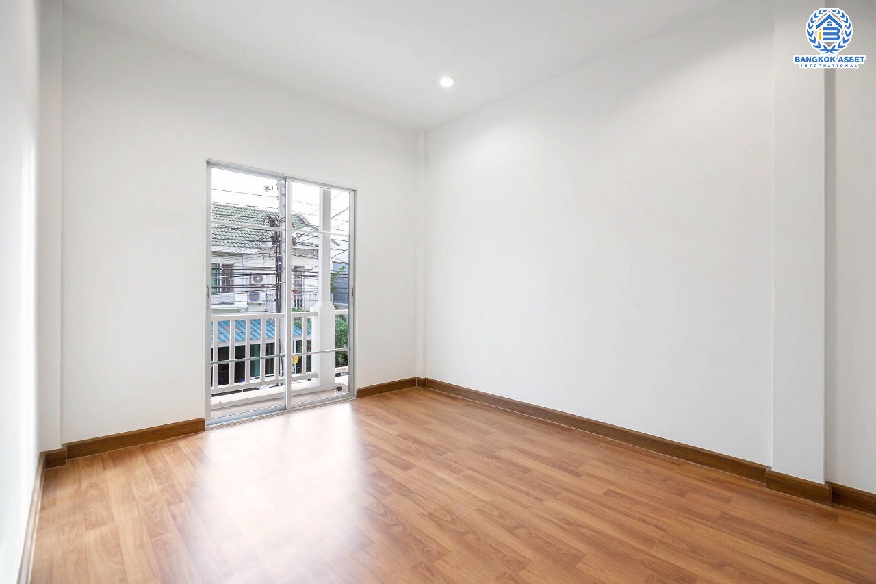 บ้านมือสองตกแต่งใหม่ จาก Property Perfect โครงการ เดอะวิลล่า ราชพฤกษ์-ท่าอิฐ ตกแต่งพร้อมเข้าอยู่ เนื้อที่ 18 ตร.ว. ฟังก์ชั่นครบ 3 ห้องนอน 2 ห้องน้ำ รองรับทุกการอยู่อาศัย บนทำเลใกล้รถไฟฟ้า "สถานีบางรักน้อยท่าอิฐ" เชื่อมต่อทั้งถ.รัตนาธิเบศร์ และถ.ราชพฤกษ์