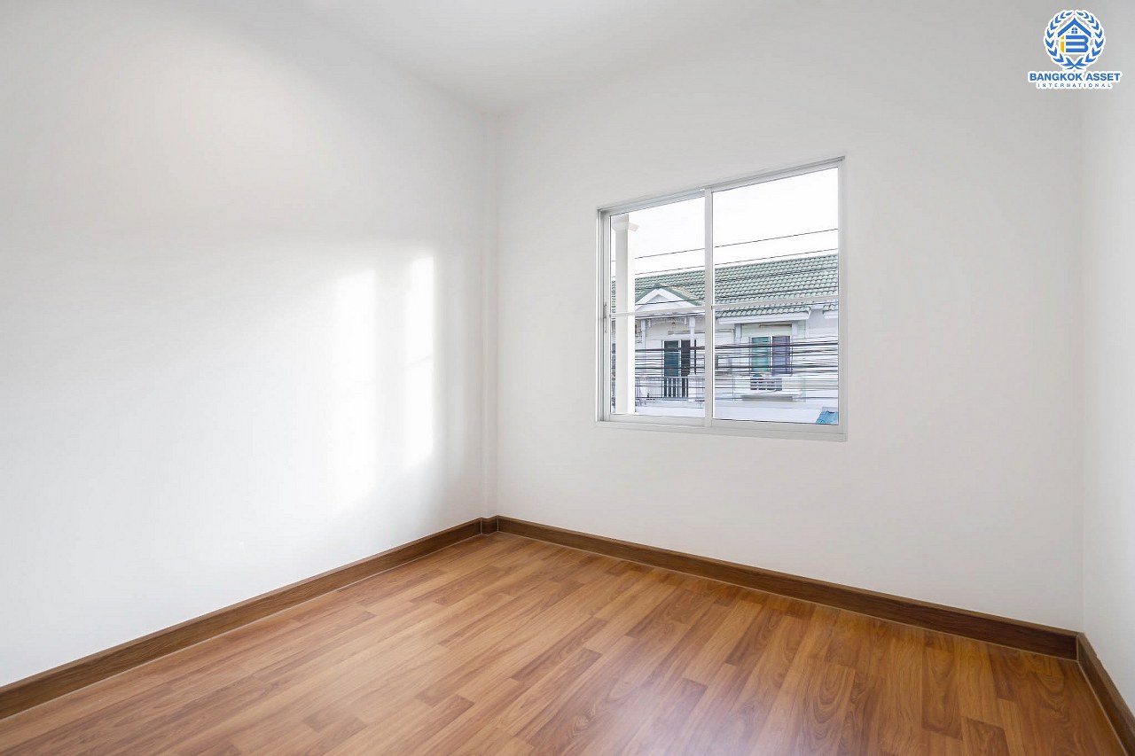 บ้านมือสองตกแต่งใหม่ จาก Property Perfect โครงการ เดอะวิลล่า ราชพฤกษ์-ท่าอิฐ ตกแต่งพร้อมเข้าอยู่ เนื้อที่ 18 ตร.ว. ฟังก์ชั่นครบ 3 ห้องนอน 2 ห้องน้ำ รองรับทุกการอยู่อาศัย บนทำเลใกล้รถไฟฟ้า "สถานีบางรักน้อยท่าอิฐ" เชื่อมต่อทั้งถ.รัตนาธิเบศร์ และถ.ราชพฤกษ์