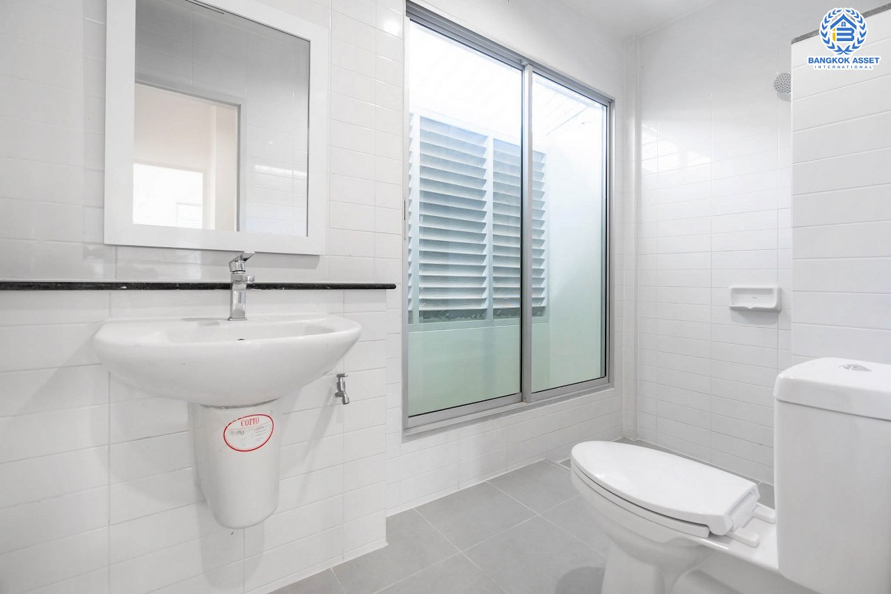 บ้านมือสองตกแต่งใหม่ จาก Property Perfect โครงการ เดอะวิลล่า ราชพฤกษ์-ท่าอิฐ ตกแต่งพร้อมเข้าอยู่ เนื้อที่ 18 ตร.ว. ฟังก์ชั่นครบ 3 ห้องนอน 2 ห้องน้ำ รองรับทุกการอยู่อาศัย บนทำเลใกล้รถไฟฟ้า "สถานีบางรักน้อยท่าอิฐ" เชื่อมต่อทั้งถ.รัตนาธิเบศร์ และถ.ราชพฤกษ์