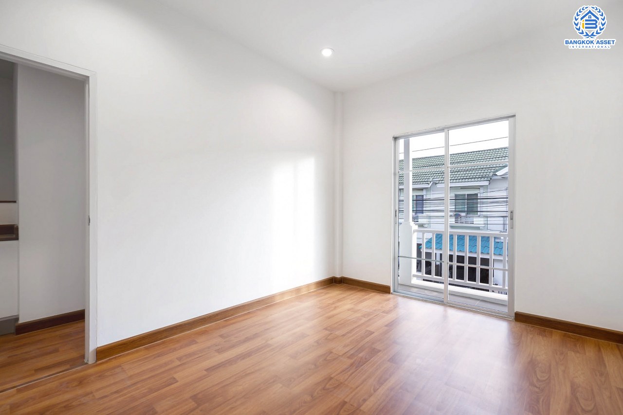 บ้านมือสองตกแต่งใหม่ จาก Property Perfect โครงการ เดอะวิลล่า ราชพฤกษ์-ท่าอิฐ ตกแต่งพร้อมเข้าอยู่ เนื้อที่ 18 ตร.ว. ฟังก์ชั่นครบ 3 ห้องนอน 2 ห้องน้ำ รองรับทุกการอยู่อาศัย บนทำเลใกล้รถไฟฟ้า "สถานีบางรักน้อยท่าอิฐ" เชื่อมต่อทั้งถ.รัตนาธิเบศร์ และถ.ราชพฤกษ์