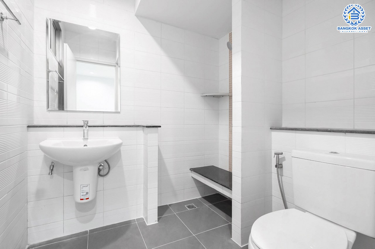 บ้านมือสองตกแต่งใหม่ จาก Property Perfect โครงการ เดอะวิลล่า ราชพฤกษ์-ท่าอิฐ ตกแต่งพร้อมเข้าอยู่ เนื้อที่ 18 ตร.ว. ฟังก์ชั่นครบ 3 ห้องนอน 2 ห้องน้ำ รองรับทุกการอยู่อาศัย บนทำเลใกล้รถไฟฟ้า "สถานีบางรักน้อยท่าอิฐ" เชื่อมต่อทั้งถ.รัตนาธิเบศร์ และถ.ราชพฤกษ์