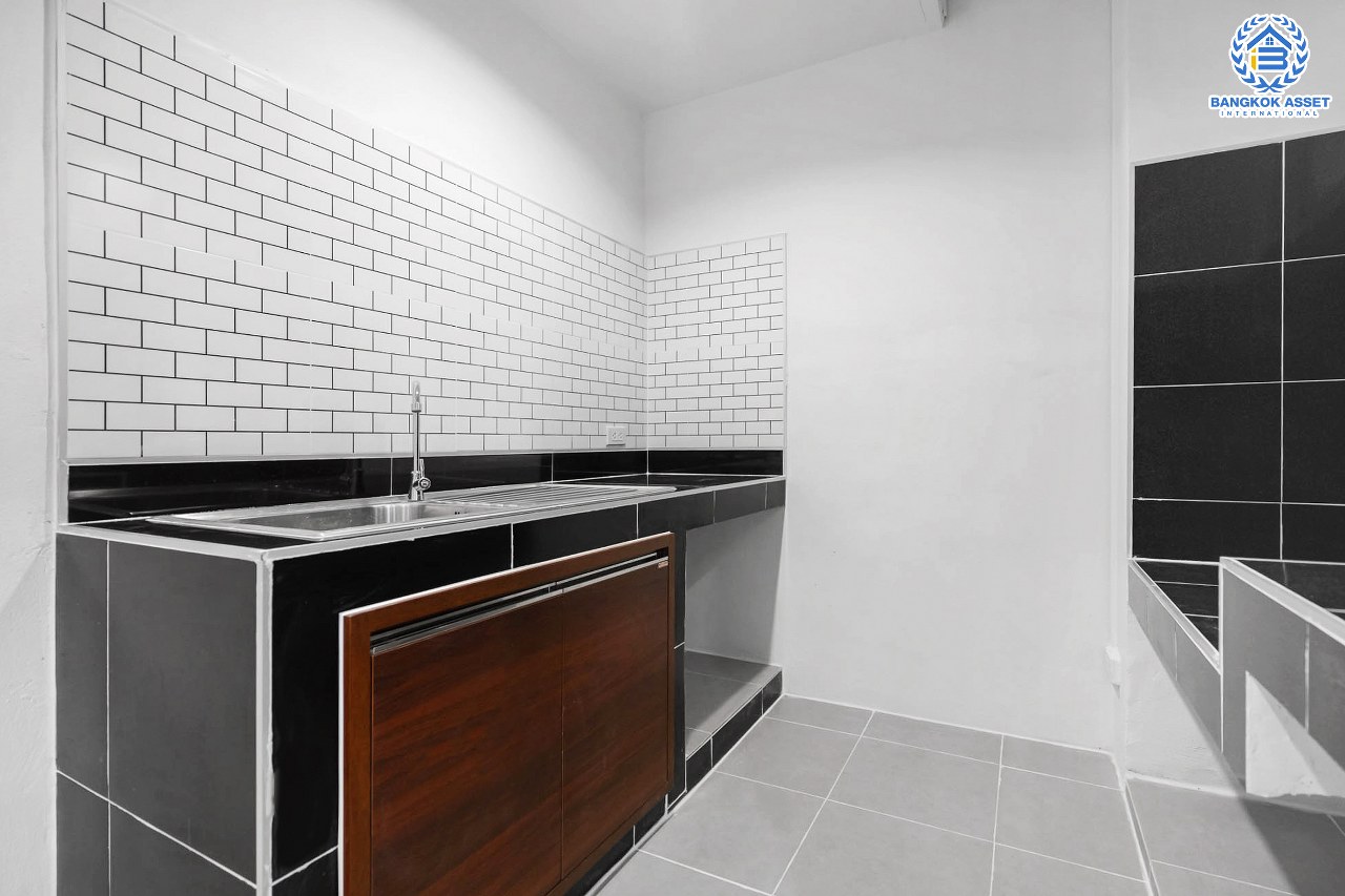 บ้านมือสองตกแต่งใหม่ จาก Property Perfect โครงการ เดอะวิลล่า ราชพฤกษ์-ท่าอิฐ ตกแต่งพร้อมเข้าอยู่ เนื้อที่ 18 ตร.ว. ฟังก์ชั่นครบ 3 ห้องนอน 2 ห้องน้ำ รองรับทุกการอยู่อาศัย บนทำเลใกล้รถไฟฟ้า "สถานีบางรักน้อยท่าอิฐ" เชื่อมต่อทั้งถ.รัตนาธิเบศร์ และถ.ราชพฤกษ์