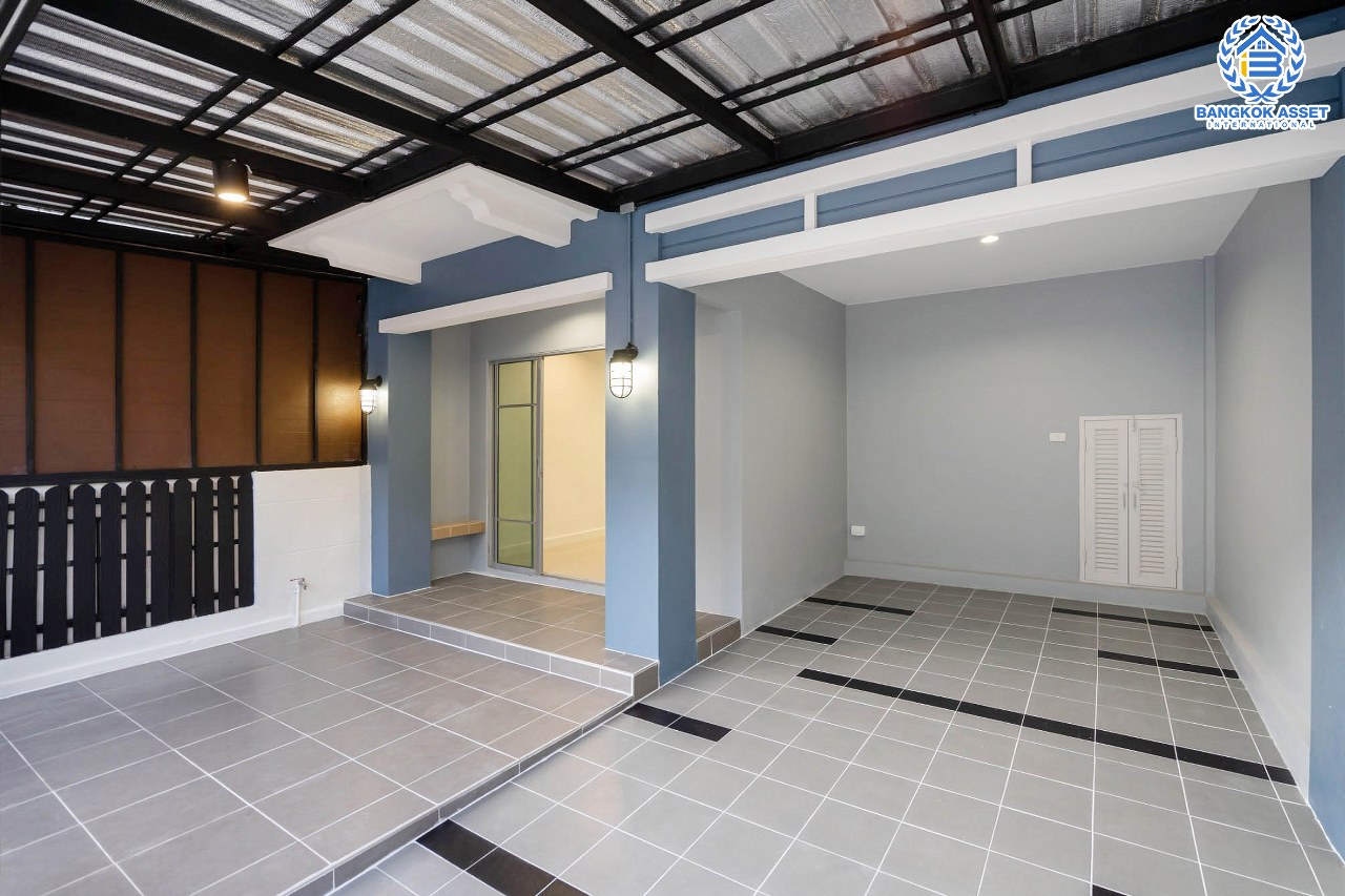 บ้านมือสองตกแต่งใหม่ จาก Property Perfect โครงการ เดอะวิลล่า ราชพฤกษ์-ท่าอิฐ ตกแต่งพร้อมเข้าอยู่ เนื้อที่ 18 ตร.ว. ฟังก์ชั่นครบ 3 ห้องนอน 2 ห้องน้ำ รองรับทุกการอยู่อาศัย บนทำเลใกล้รถไฟฟ้า "สถานีบางรักน้อยท่าอิฐ" เชื่อมต่อทั้งถ.รัตนาธิเบศร์ และถ.ราชพฤกษ์