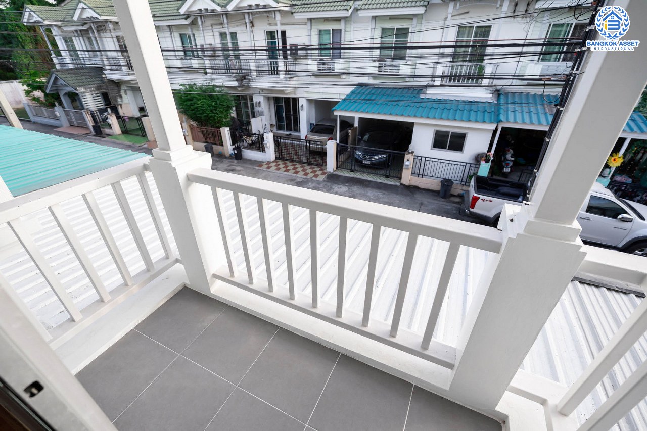 บ้านมือสองตกแต่งใหม่ จาก Property Perfect โครงการ เดอะวิลล่า ราชพฤกษ์-ท่าอิฐ ตกแต่งพร้อมเข้าอยู่ เนื้อที่ 18 ตร.ว. ฟังก์ชั่นครบ 3 ห้องนอน 2 ห้องน้ำ รองรับทุกการอยู่อาศัย บนทำเลใกล้รถไฟฟ้า "สถานีบางรักน้อยท่าอิฐ" เชื่อมต่อทั้งถ.รัตนาธิเบศร์ และถ.ราชพฤกษ์