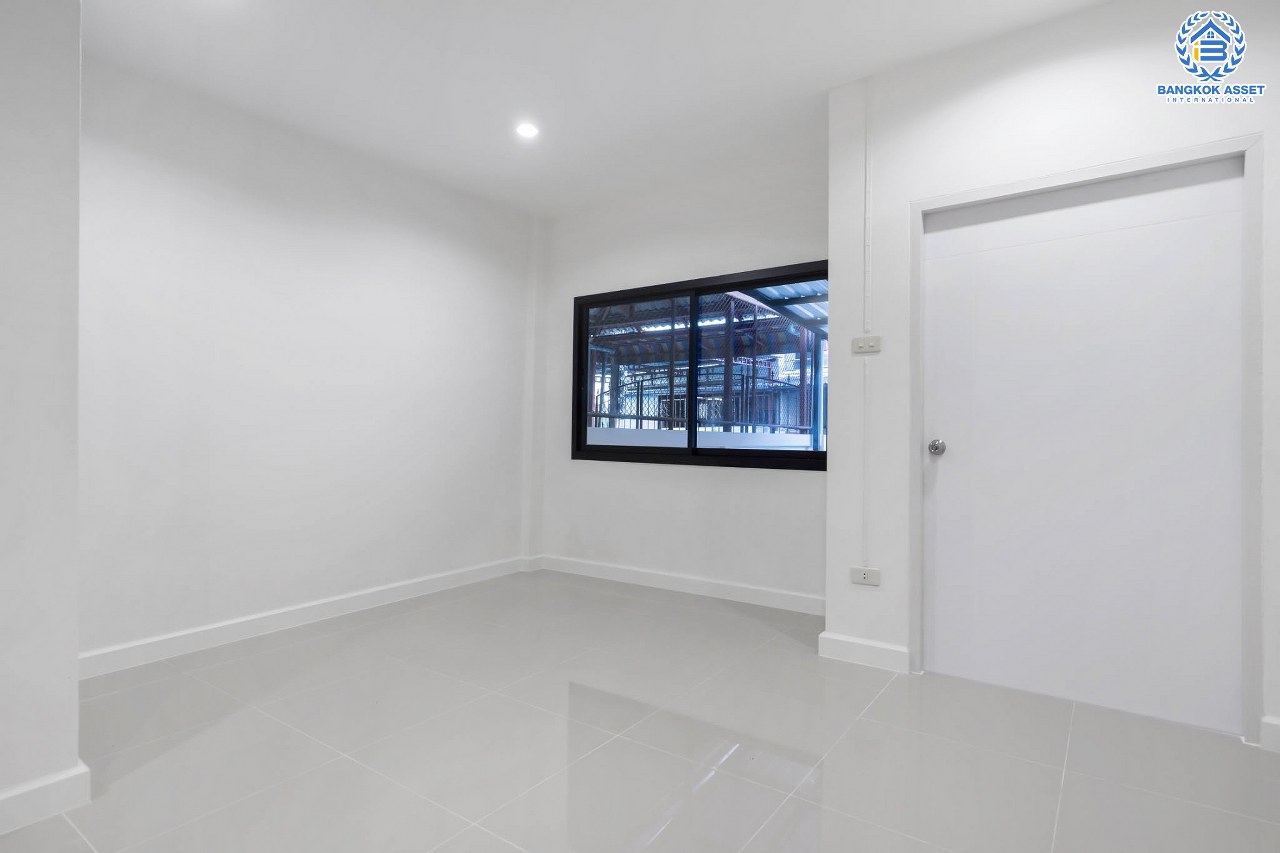 บ้านมือสองตกแต่งใหม่ ม.รัตนาวดี บางบัวทอง เนื้อที่ 16 ตร.ว. ฟังก์ชั่น 2 ห้องนอน 2 ห้องน้ำ บนทำเลศักยภาพ เดินทางสะดวก ใกล้เซ็นทรัลเวสต์เกต เพียง 5 นาทีถึงรถไฟฟ้า "สถานีคลองบางไผ่"