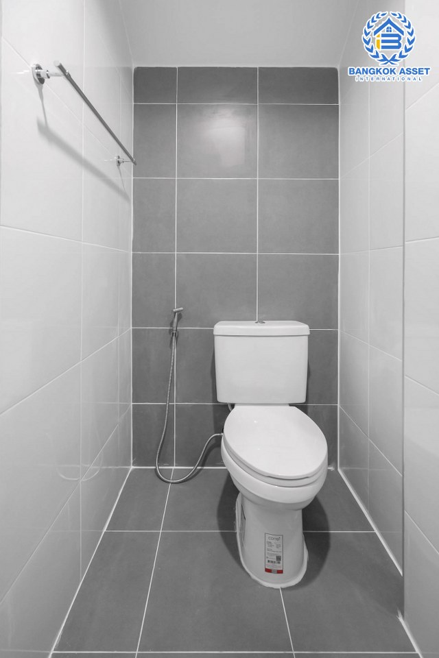 บ้านมือสองตกแต่งใหม่ ม.รัตนาวดี บางบัวทอง เนื้อที่ 16 ตร.ว. ฟังก์ชั่น 2 ห้องนอน 2 ห้องน้ำ บนทำเลศักยภาพ เดินทางสะดวก ใกล้เซ็นทรัลเวสต์เกต เพียง 5 นาทีถึงรถไฟฟ้า "สถานีคลองบางไผ่"