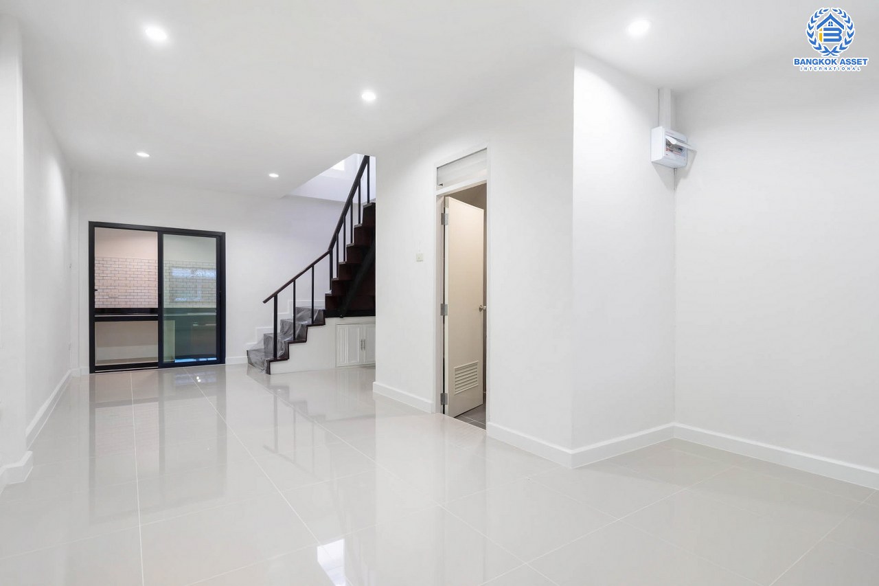 บ้านมือสองตกแต่งใหม่ ม.รัตนาวดี บางบัวทอง เนื้อที่ 16 ตร.ว. ฟังก์ชั่น 2 ห้องนอน 2 ห้องน้ำ บนทำเลศักยภาพ เดินทางสะดวก ใกล้เซ็นทรัลเวสต์เกต เพียง 5 นาทีถึงรถไฟฟ้า "สถานีคลองบางไผ่"