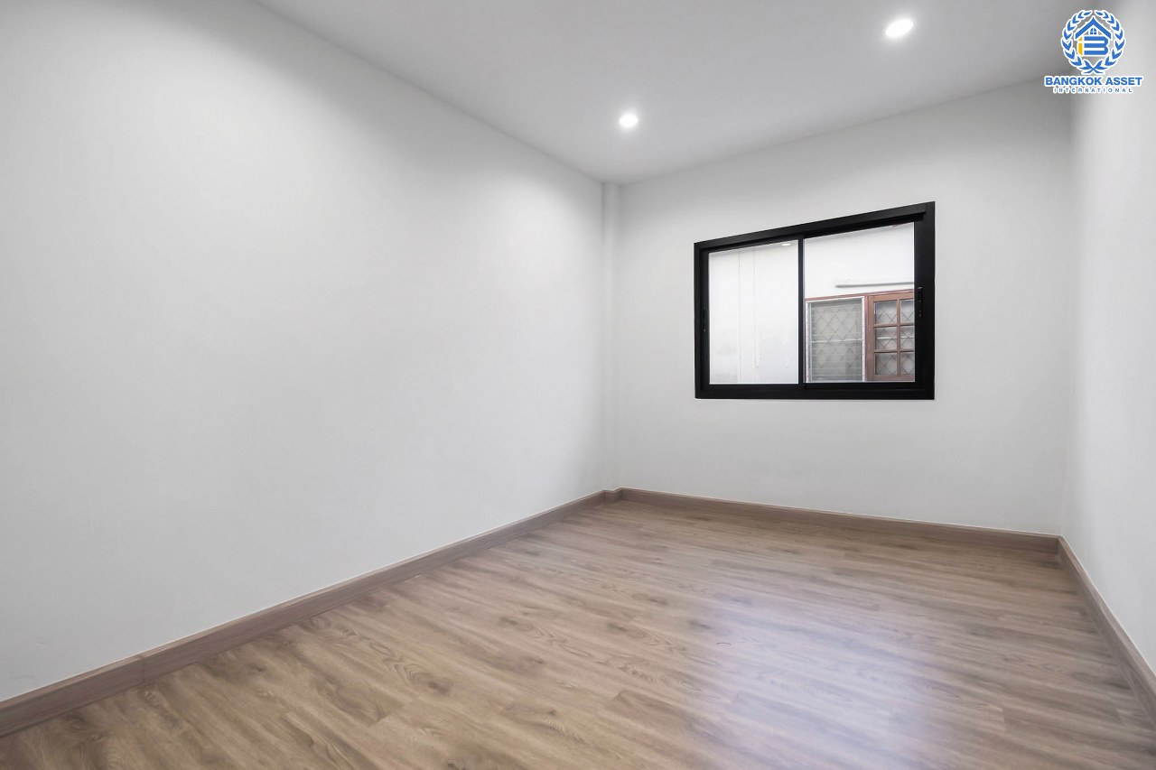 บ้านมือสองตกแต่งใหม่ ม.รัตนาวดี บางบัวทอง เนื้อที่ 16 ตร.ว. ฟังก์ชั่น 2 ห้องนอน 2 ห้องน้ำ บนทำเลศักยภาพ เดินทางสะดวก ใกล้เซ็นทรัลเวสต์เกต เพียง 5 นาทีถึงรถไฟฟ้า "สถานีคลองบางไผ่"