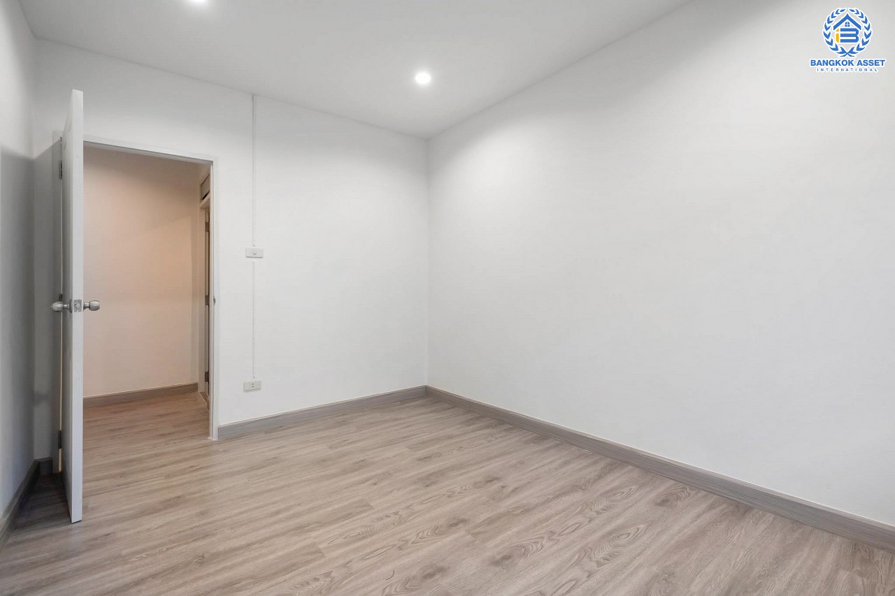 บ้านมือสองตกแต่งใหม่ ม.รัตนาวดี บางบัวทอง เนื้อที่ 16 ตร.ว. ฟังก์ชั่น 2 ห้องนอน 2 ห้องน้ำ บนทำเลศักยภาพ เดินทางสะดวก ใกล้เซ็นทรัลเวสต์เกต เพียง 5 นาทีถึงรถไฟฟ้า "สถานีคลองบางไผ่"