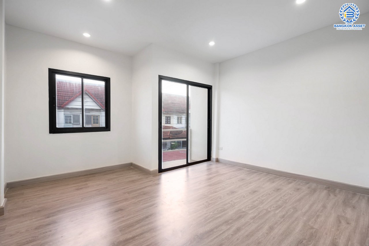 บ้านมือสองตกแต่งใหม่ ม.รัตนาวดี บางบัวทอง เนื้อที่ 16 ตร.ว. ฟังก์ชั่น 2 ห้องนอน 2 ห้องน้ำ บนทำเลศักยภาพ เดินทางสะดวก ใกล้เซ็นทรัลเวสต์เกต เพียง 5 นาทีถึงรถไฟฟ้า "สถานีคลองบางไผ่"