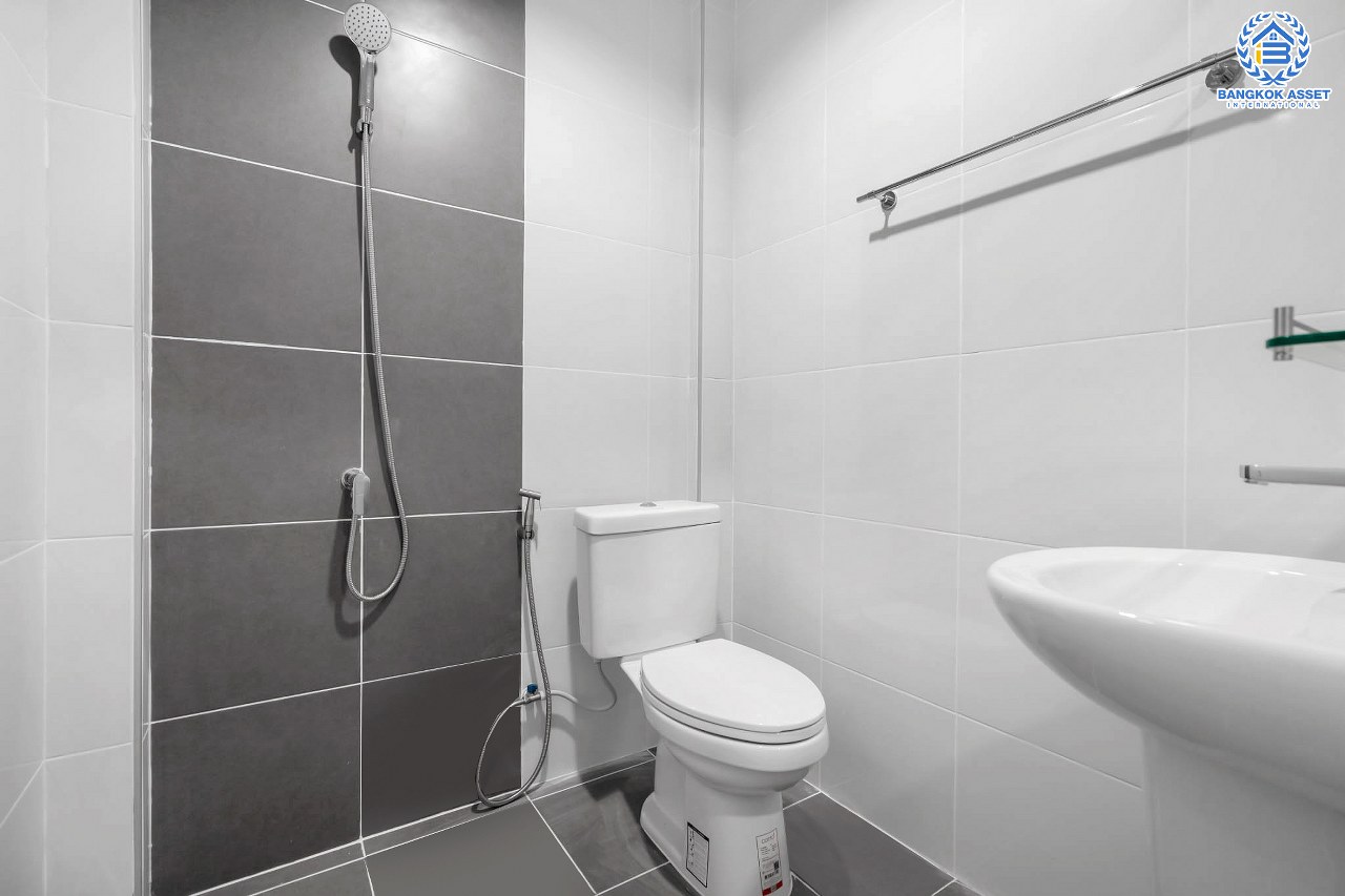 บ้านมือสองตกแต่งใหม่ ม.รัตนาวดี บางบัวทอง เนื้อที่ 16 ตร.ว. ฟังก์ชั่น 2 ห้องนอน 2 ห้องน้ำ บนทำเลศักยภาพ เดินทางสะดวก ใกล้เซ็นทรัลเวสต์เกต เพียง 5 นาทีถึงรถไฟฟ้า "สถานีคลองบางไผ่"