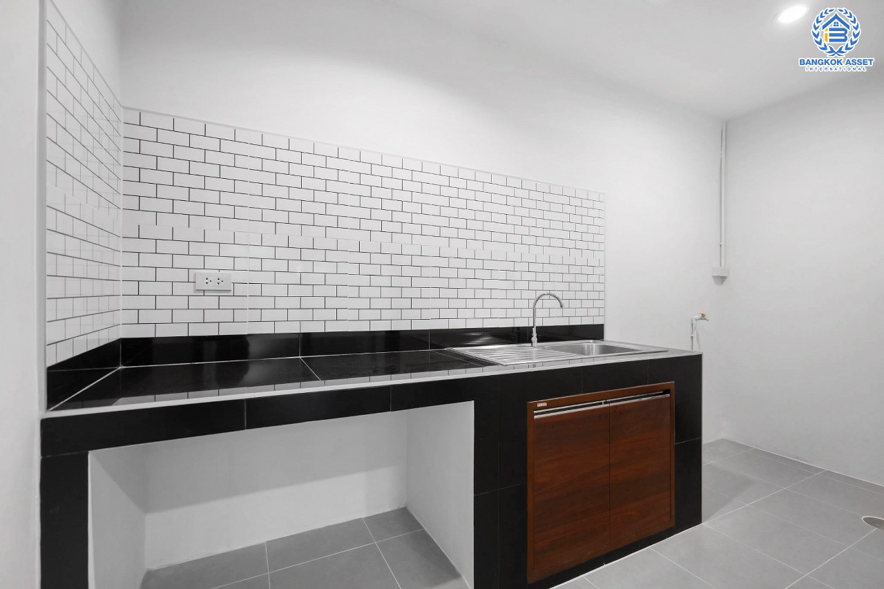 บ้านมือสองตกแต่งใหม่ ม.รัตนาวดี บางบัวทอง เนื้อที่ 16 ตร.ว. ฟังก์ชั่น 2 ห้องนอน 2 ห้องน้ำ บนทำเลศักยภาพ เดินทางสะดวก ใกล้เซ็นทรัลเวสต์เกต เพียง 5 นาทีถึงรถไฟฟ้า "สถานีคลองบางไผ่"