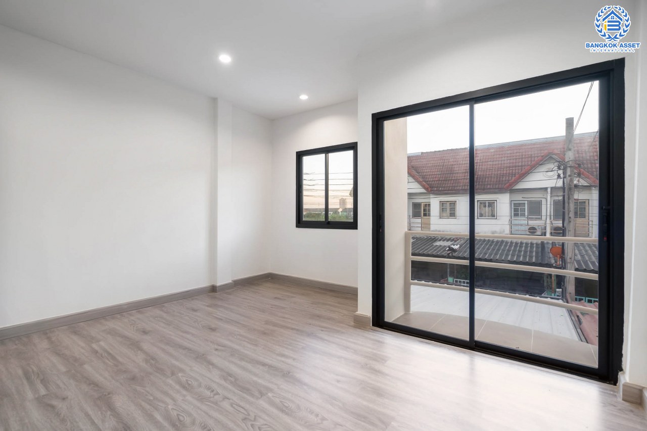 บ้านมือสองตกแต่งใหม่ ม.รัตนาวดี บางบัวทอง เนื้อที่ 16 ตร.ว. ฟังก์ชั่น 2 ห้องนอน 2 ห้องน้ำ บนทำเลศักยภาพ เดินทางสะดวก ใกล้เซ็นทรัลเวสต์เกต เพียง 5 นาทีถึงรถไฟฟ้า "สถานีคลองบางไผ่"