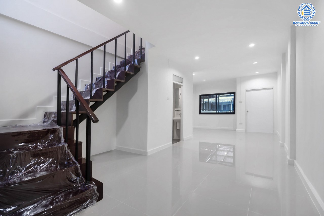 บ้านมือสองตกแต่งใหม่ ม.รัตนาวดี บางบัวทอง เนื้อที่ 16 ตร.ว. ฟังก์ชั่น 2 ห้องนอน 2 ห้องน้ำ บนทำเลศักยภาพ เดินทางสะดวก ใกล้เซ็นทรัลเวสต์เกต เพียง 5 นาทีถึงรถไฟฟ้า "สถานีคลองบางไผ่"