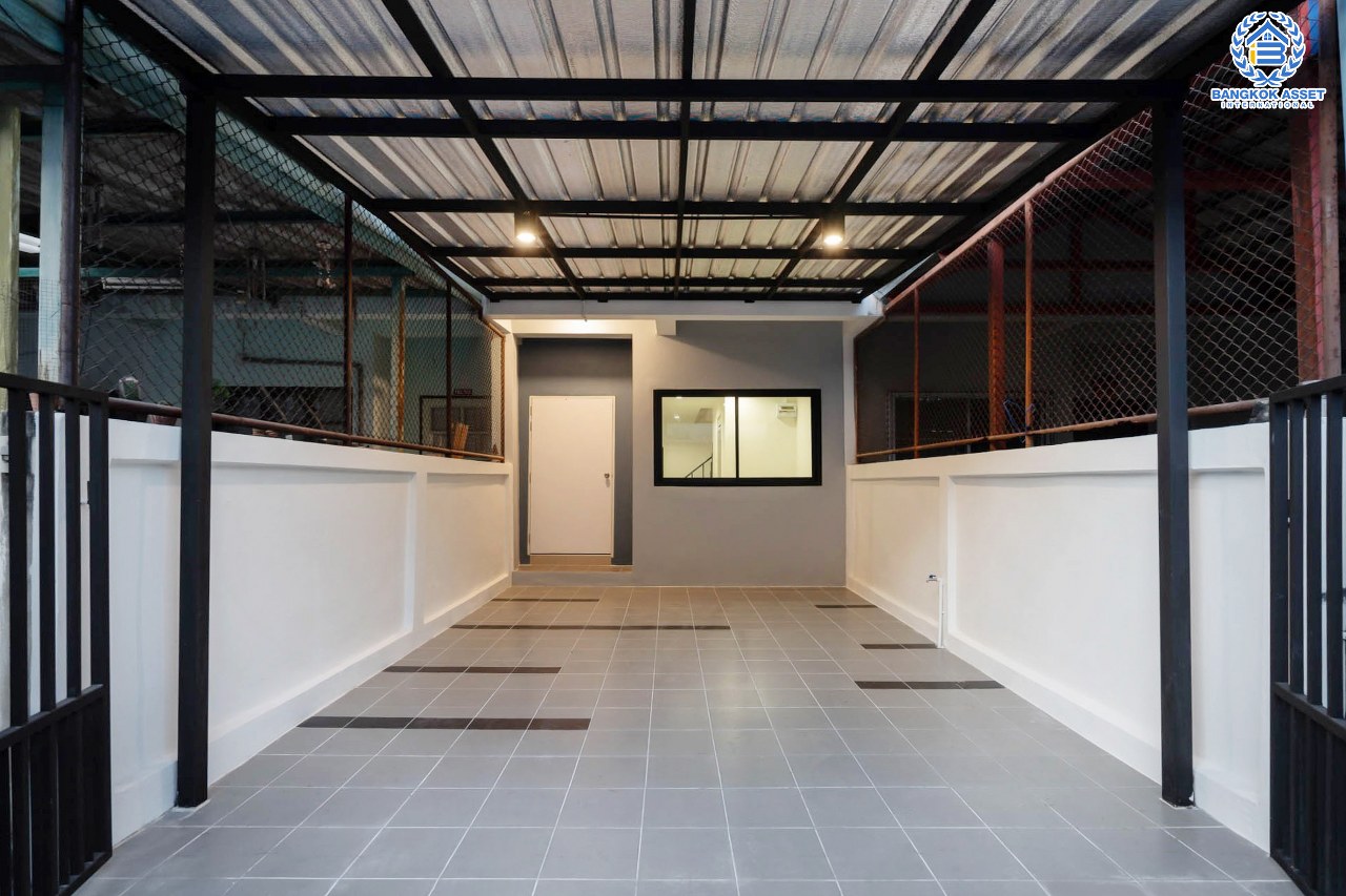 บ้านมือสองตกแต่งใหม่ ม.รัตนาวดี บางบัวทอง เนื้อที่ 16 ตร.ว. ฟังก์ชั่น 2 ห้องนอน 2 ห้องน้ำ บนทำเลศักยภาพ เดินทางสะดวก ใกล้เซ็นทรัลเวสต์เกต เพียง 5 นาทีถึงรถไฟฟ้า "สถานีคลองบางไผ่"