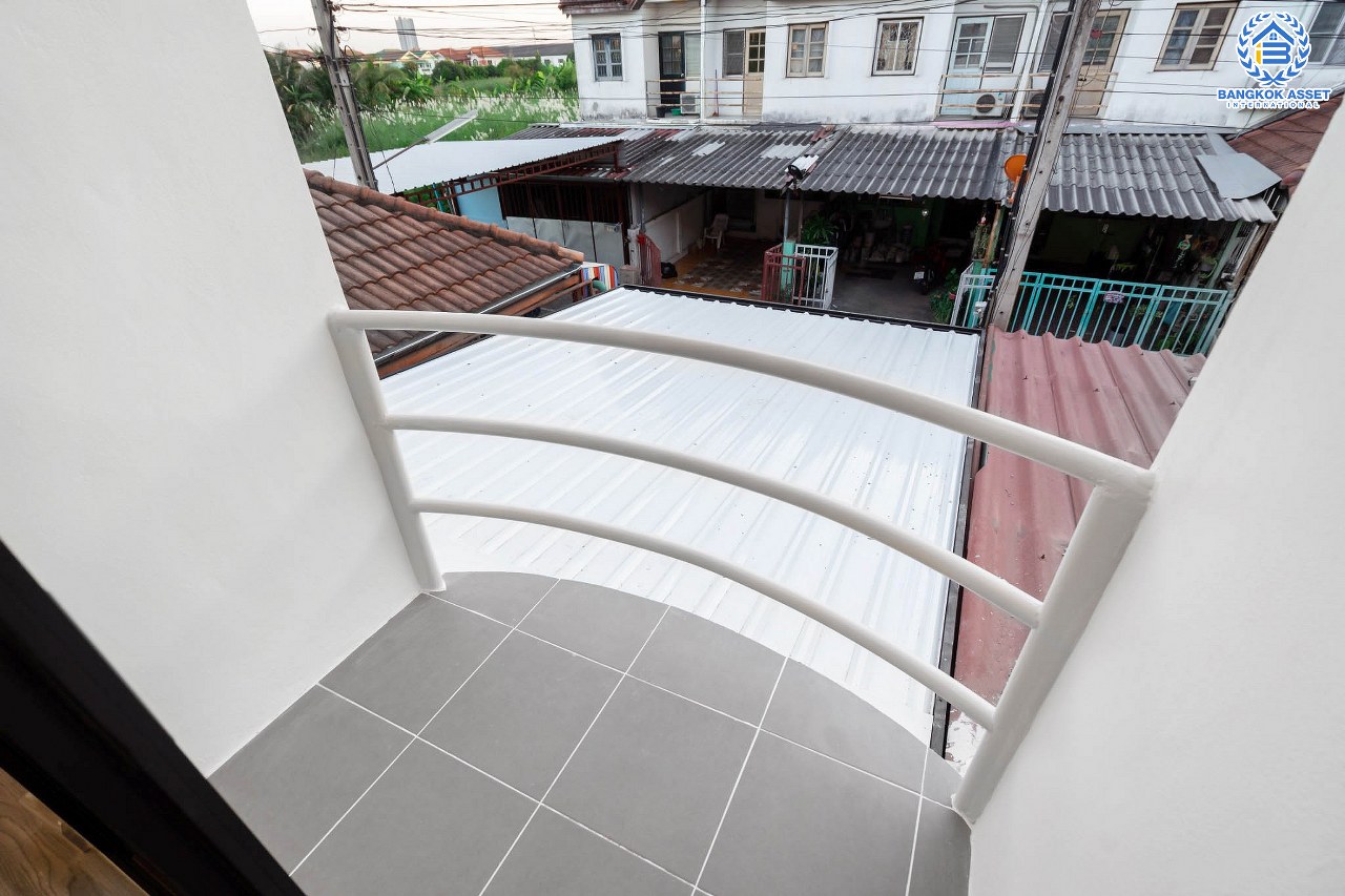 บ้านมือสองตกแต่งใหม่ ม.รัตนาวดี บางบัวทอง เนื้อที่ 16 ตร.ว. ฟังก์ชั่น 2 ห้องนอน 2 ห้องน้ำ บนทำเลศักยภาพ เดินทางสะดวก ใกล้เซ็นทรัลเวสต์เกต เพียง 5 นาทีถึงรถไฟฟ้า "สถานีคลองบางไผ่"