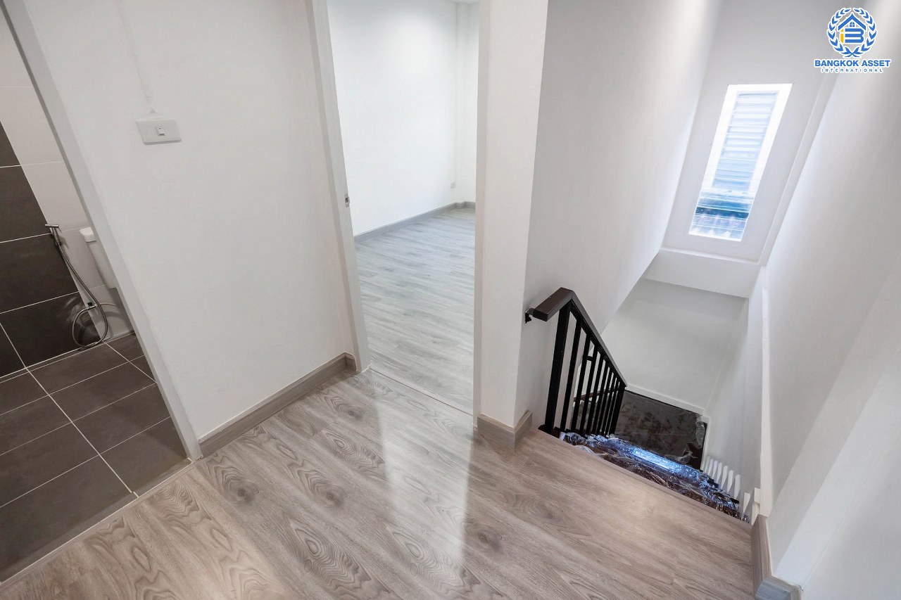 บ้านมือสองตกแต่งใหม่ ม.รัตนาวดี บางบัวทอง เนื้อที่ 16 ตร.ว. ฟังก์ชั่น 2 ห้องนอน 2 ห้องน้ำ บนทำเลศักยภาพ เดินทางสะดวก ใกล้เซ็นทรัลเวสต์เกต เพียง 5 นาทีถึงรถไฟฟ้า "สถานีคลองบางไผ่"