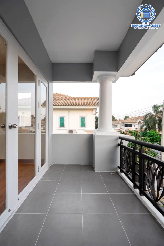 บ้านมือสองตกแต่งใหม่ ม.ภัสสร8 กาญจนาภิเษก (ซ.กันตนา) หลังใหญ่ดีไซน์สวย เนื้อที่ 68.1 ตร.ว. ฟังก์ชั่น 3 ห้องนอน 3 ห้องน้ำ 2 ที่จอดรถ โซนต้นโครงการเดินทางสะดวก บนทำเลศักยภาพ โครงการติดถนนใหญ่ เข้า-ออกสะดวก ใกล้เซ็นทรัลเวสต์เกต รถไฟฟ้า "สถานีตลาดบางใหญ่" และจุดขึ้นทางด่วน "ศรีรัช"